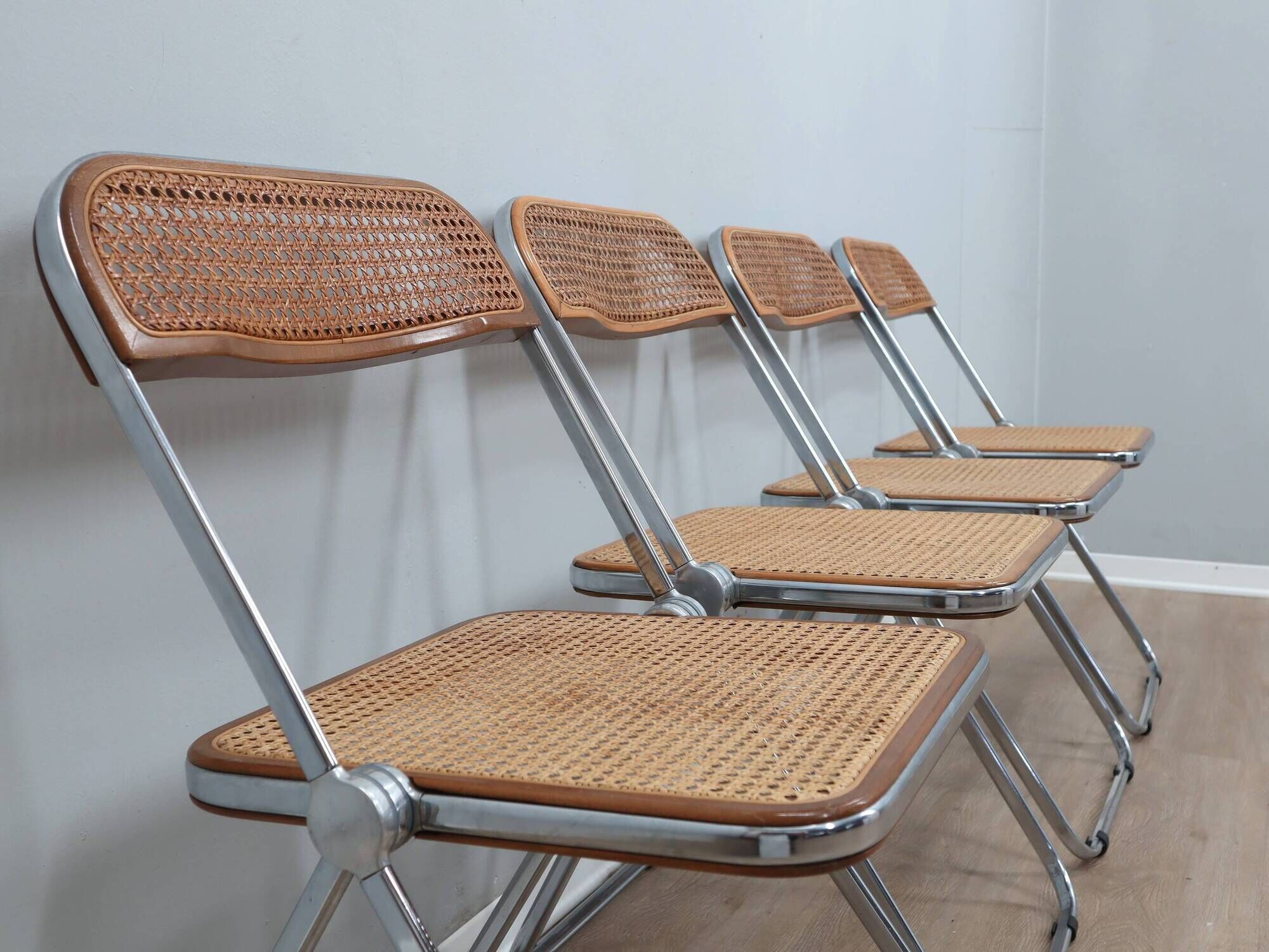 Set de 4 chaises Plia en bois et paille de Vienne par Castelli des années 1970.