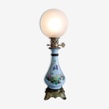Ancienne lampe à huile en porcelaine électrifiée
