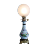 Ancienne lampe à huile en porcelaine électrifiée