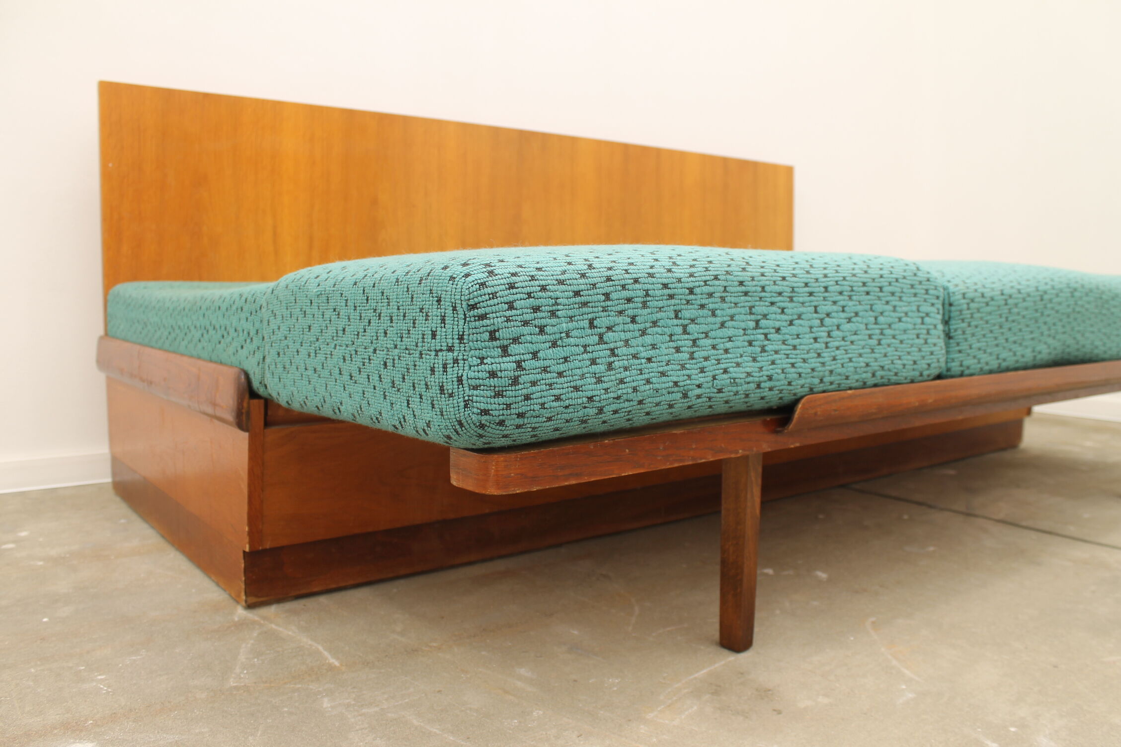 Mid century sofabed in walnut by jindrich halabala for up zavody, 1950´s