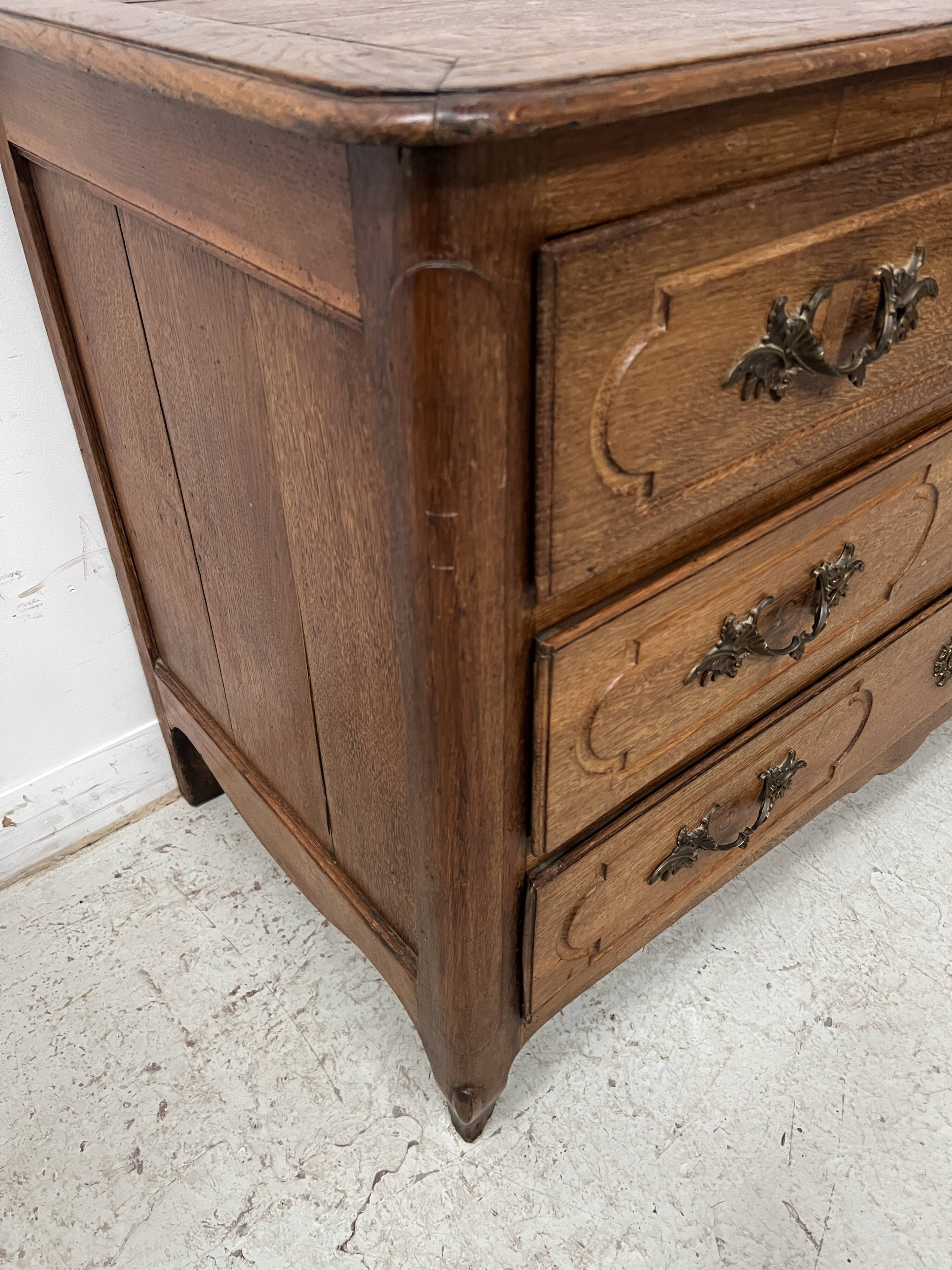 Commode Louis XV en chêne massif du XVIII siècle