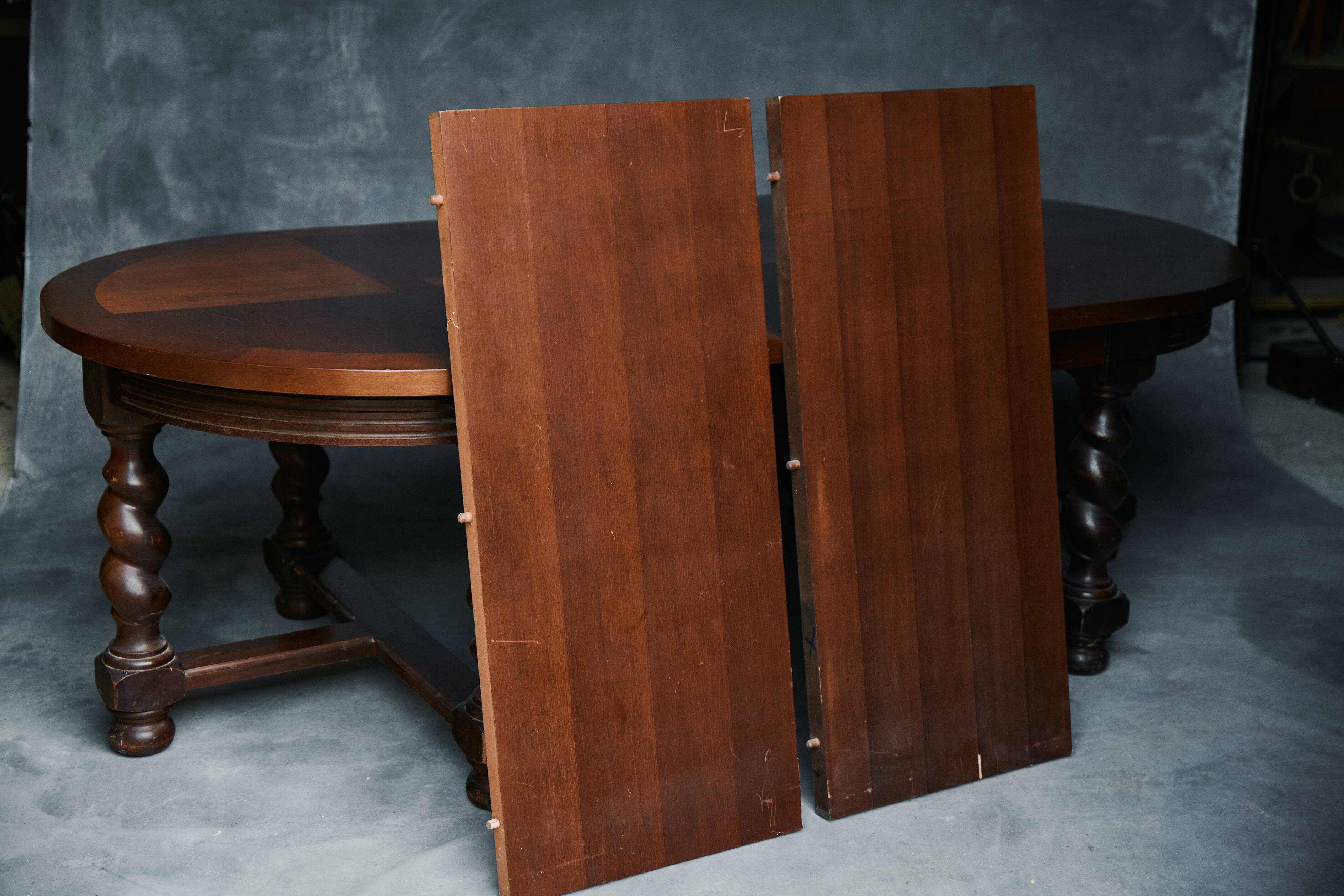 Large extendable dining table – Solid wood & veneer