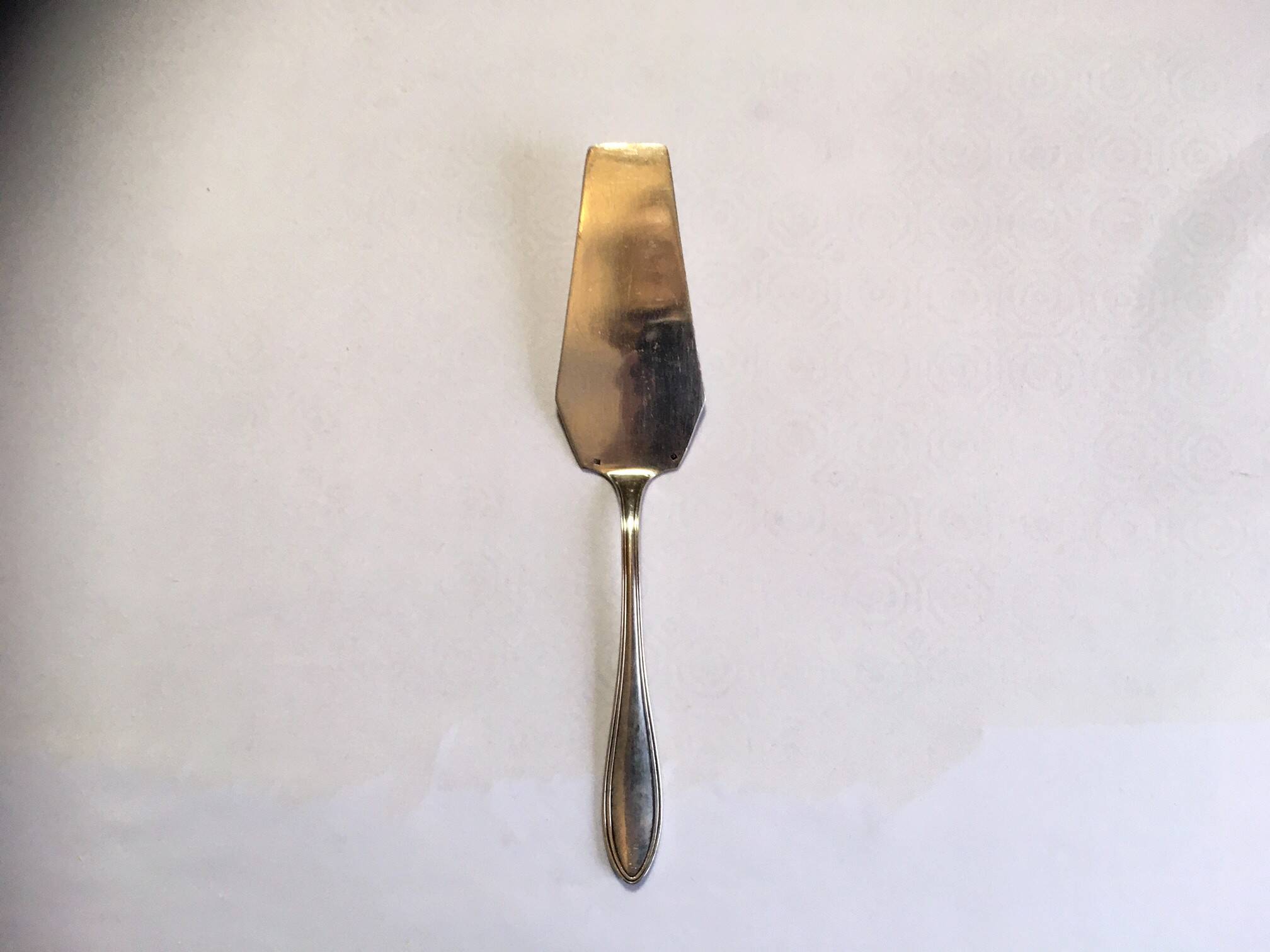 Selling silver-plated metal pie server