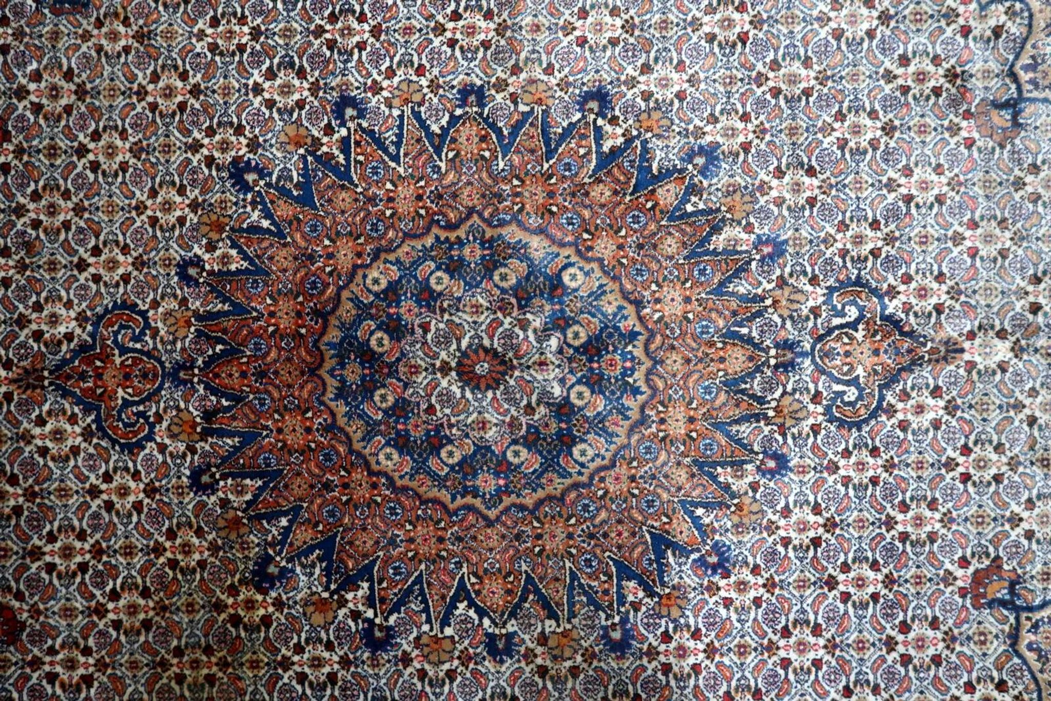 Tapis médaillon en laine fait main des années 1940, ivoire et marine, 212 × 312 cm