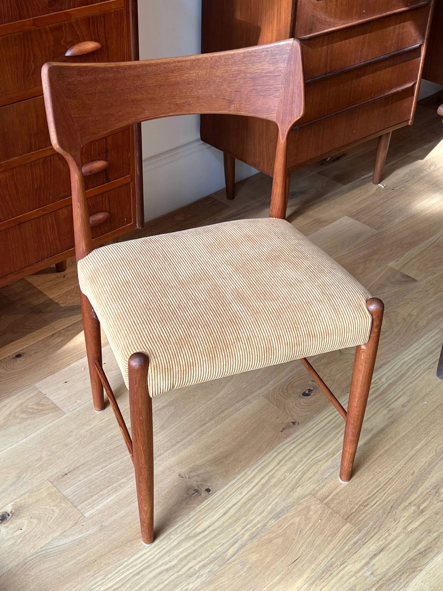 Scandinavian teak chair "Alfhild" – Honey corduroy