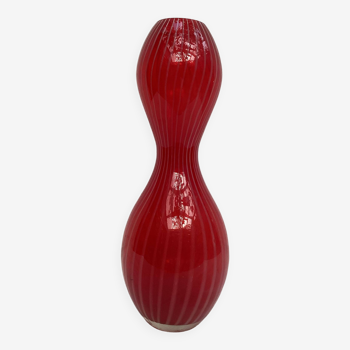 Vase en verre couleur rouge dimension : hauteur -33cm- largeur -12cm-