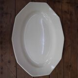 Plat ovale de forme octogonale en faïence blanche écru Moulin des Loups