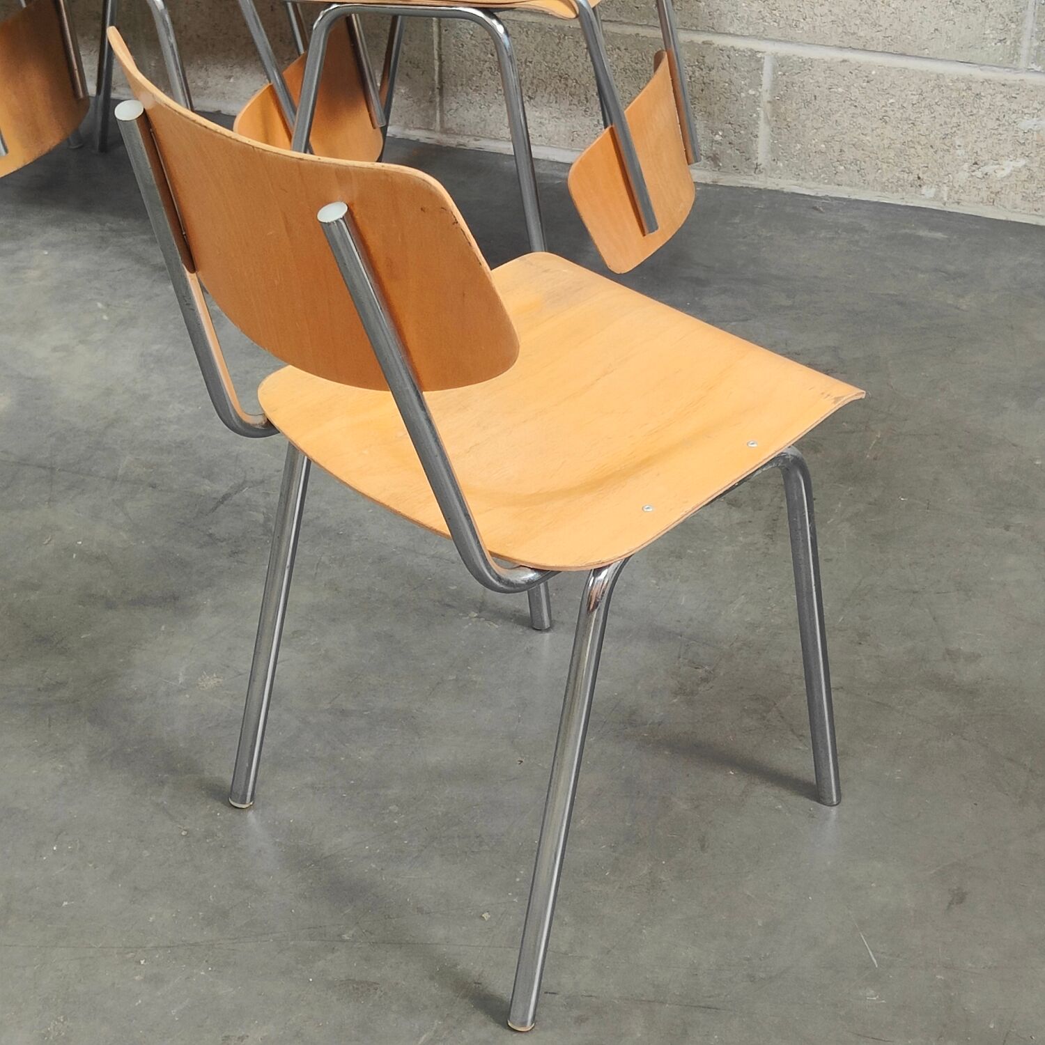Lot de 22 chaises d'école tchèque " Kovonax" chrome et bois 1950
