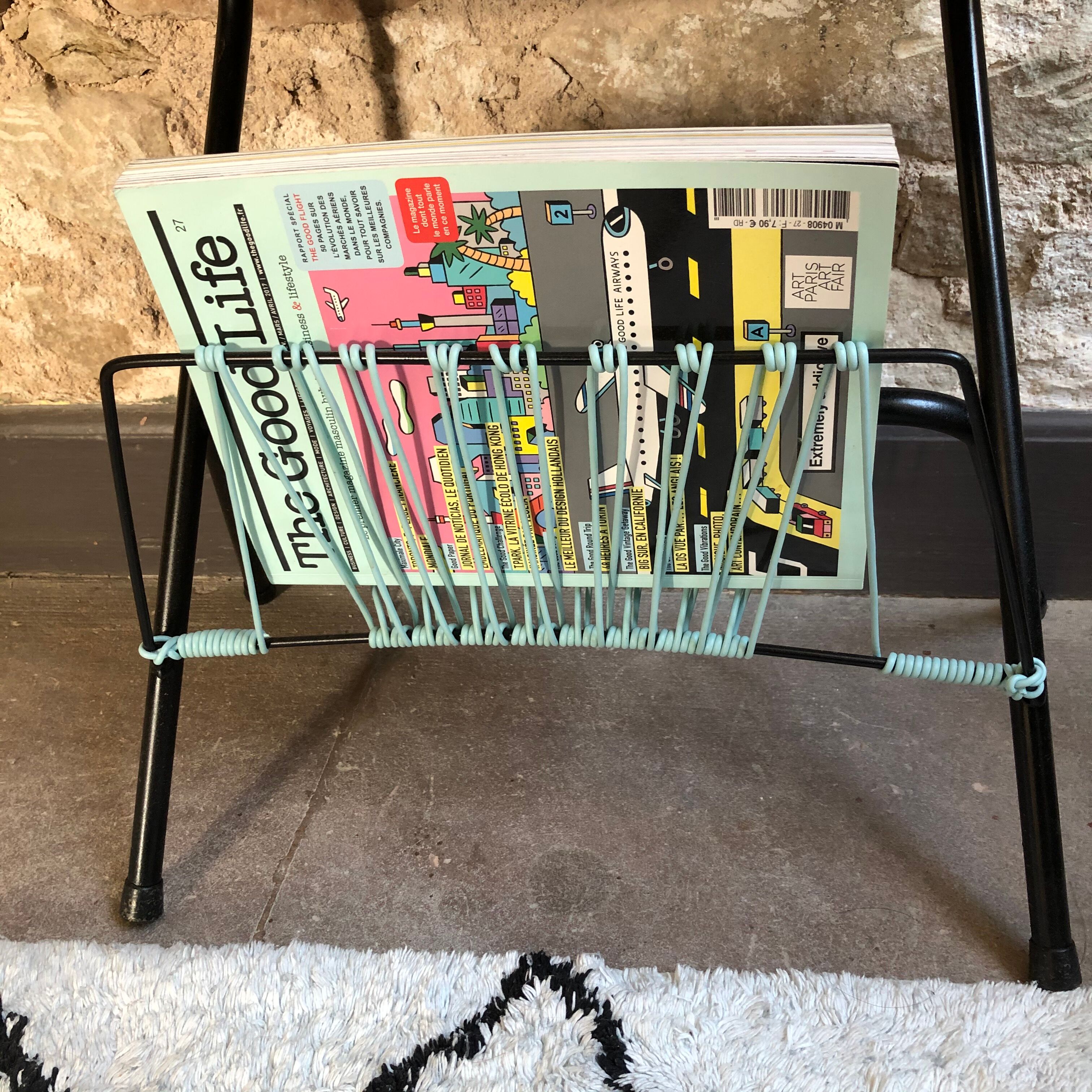 Vintage worker wears scoubidou magazines