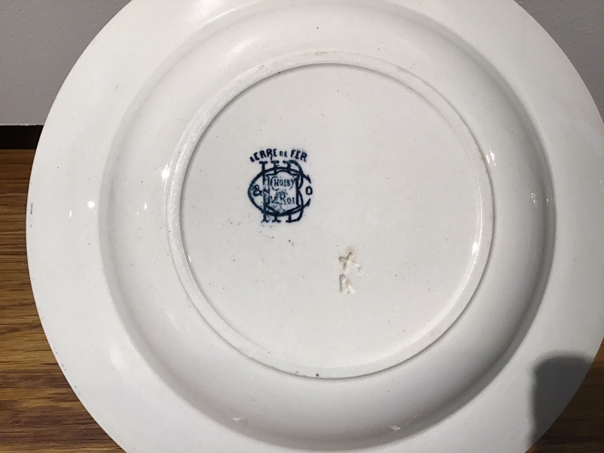 Hollow plate decor insects and strawberries, Manufacture Choisy the King, Iron Land, H Boulenger - Co.