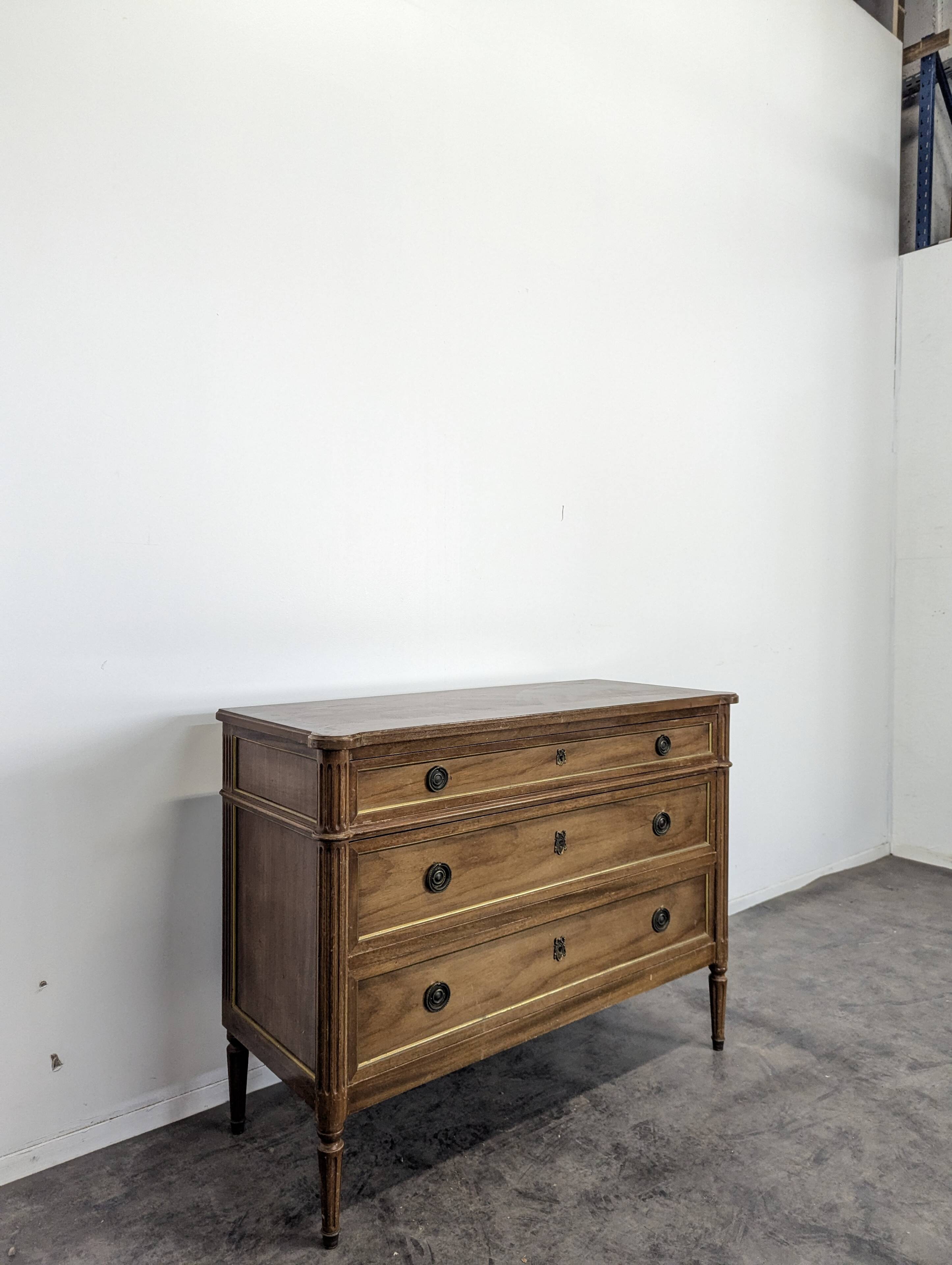 Commode de style Louis XVI en acajou
