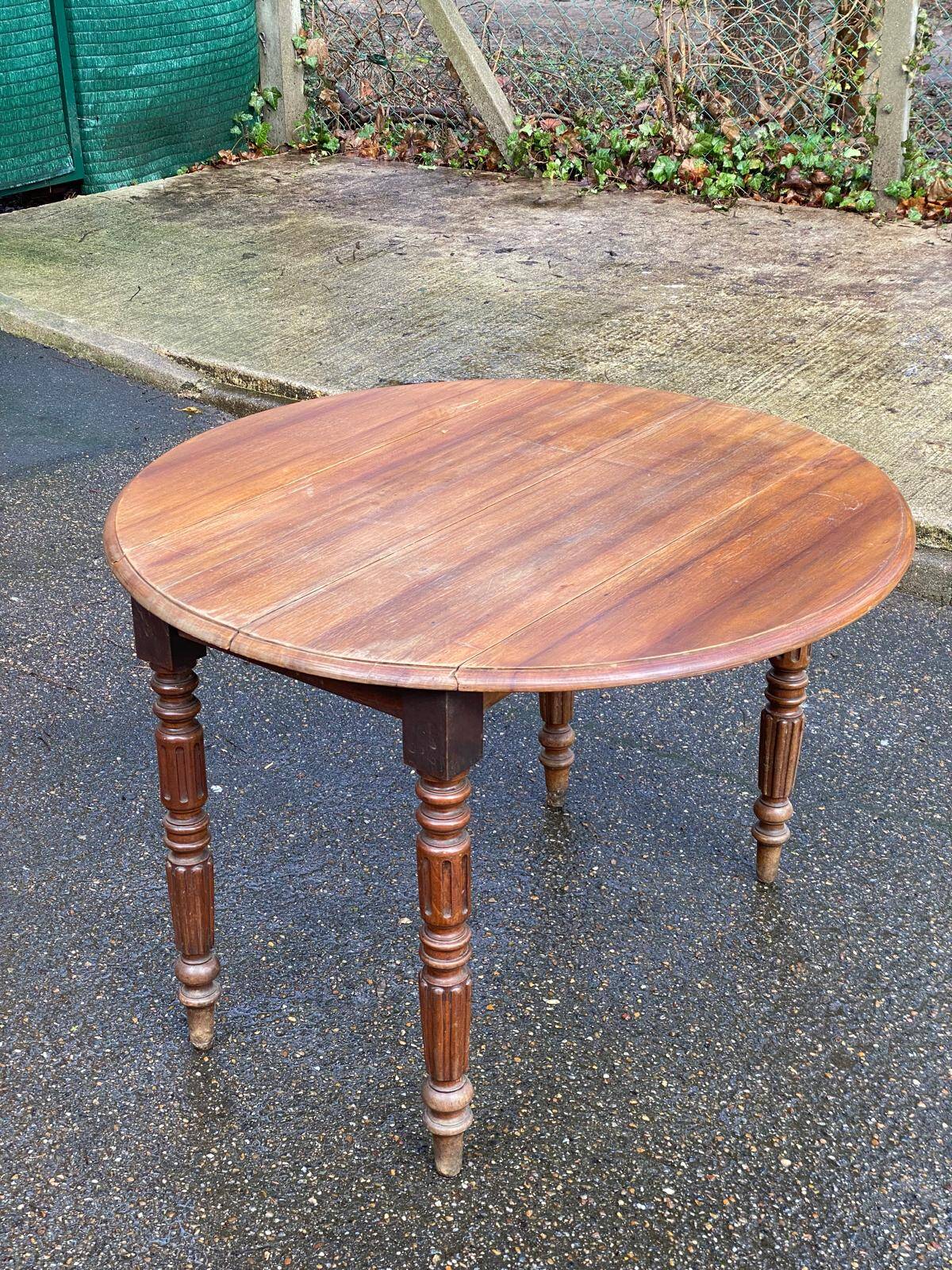 Louis Philippe round table with leaves, solid wood, 19th century, 95cm.