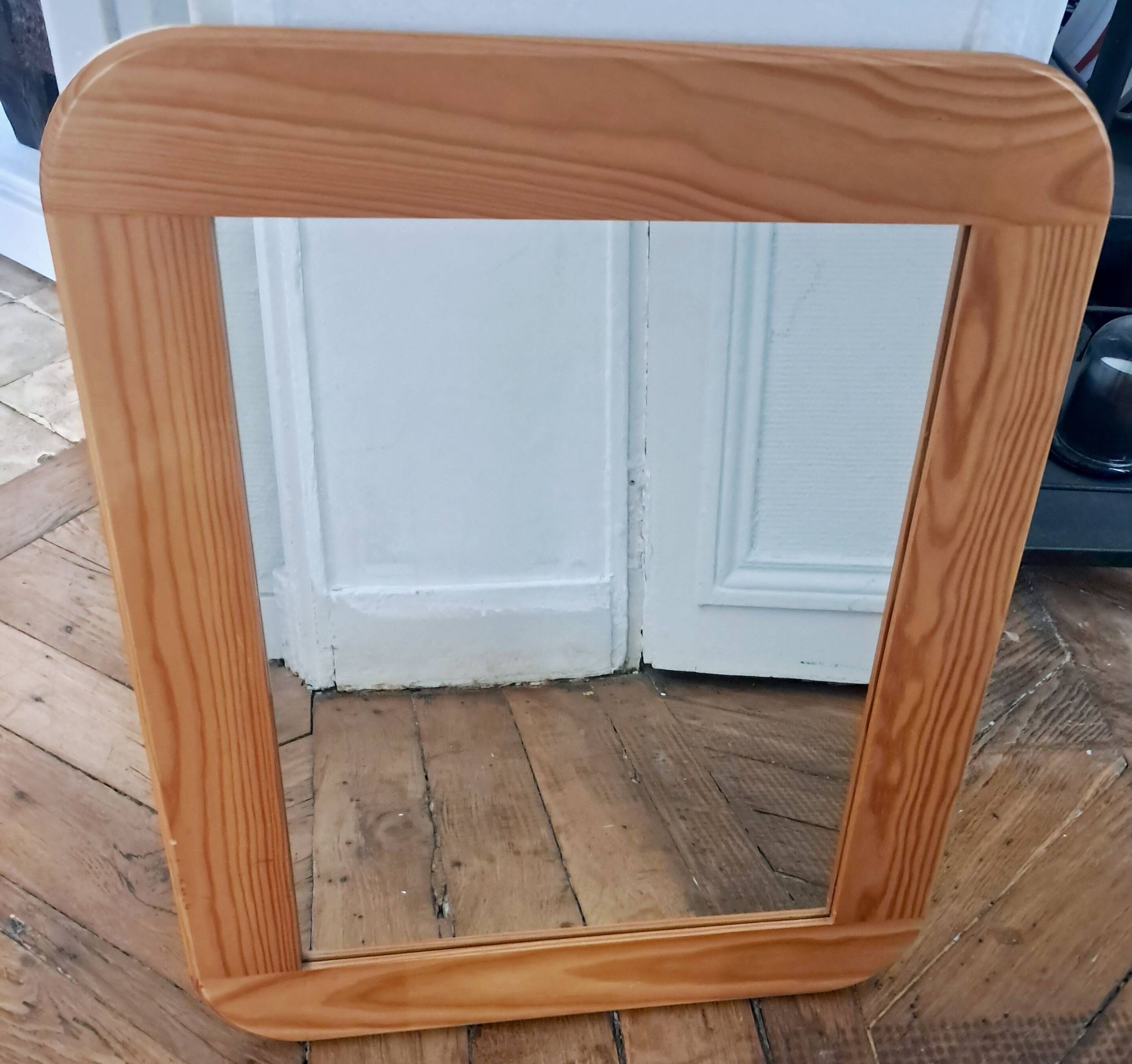 Miroir scandinave rectangulaire en pin. Années 70.