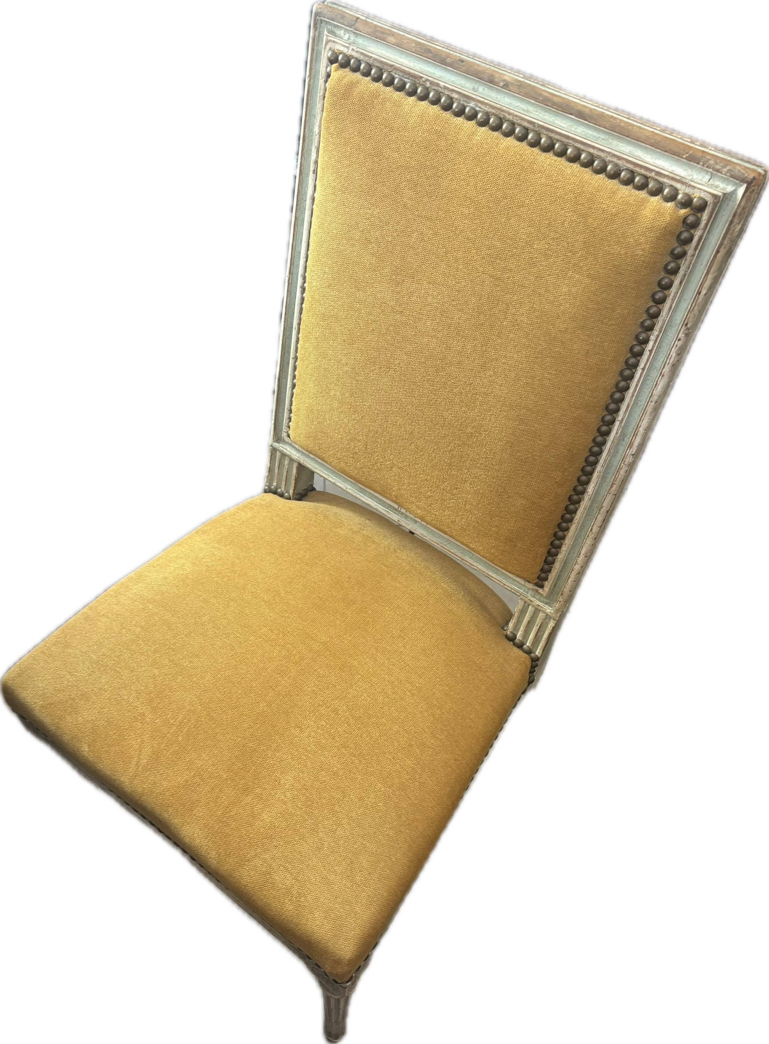 10 chaises style Louis XVI, refaites à neuf d'excellente facture