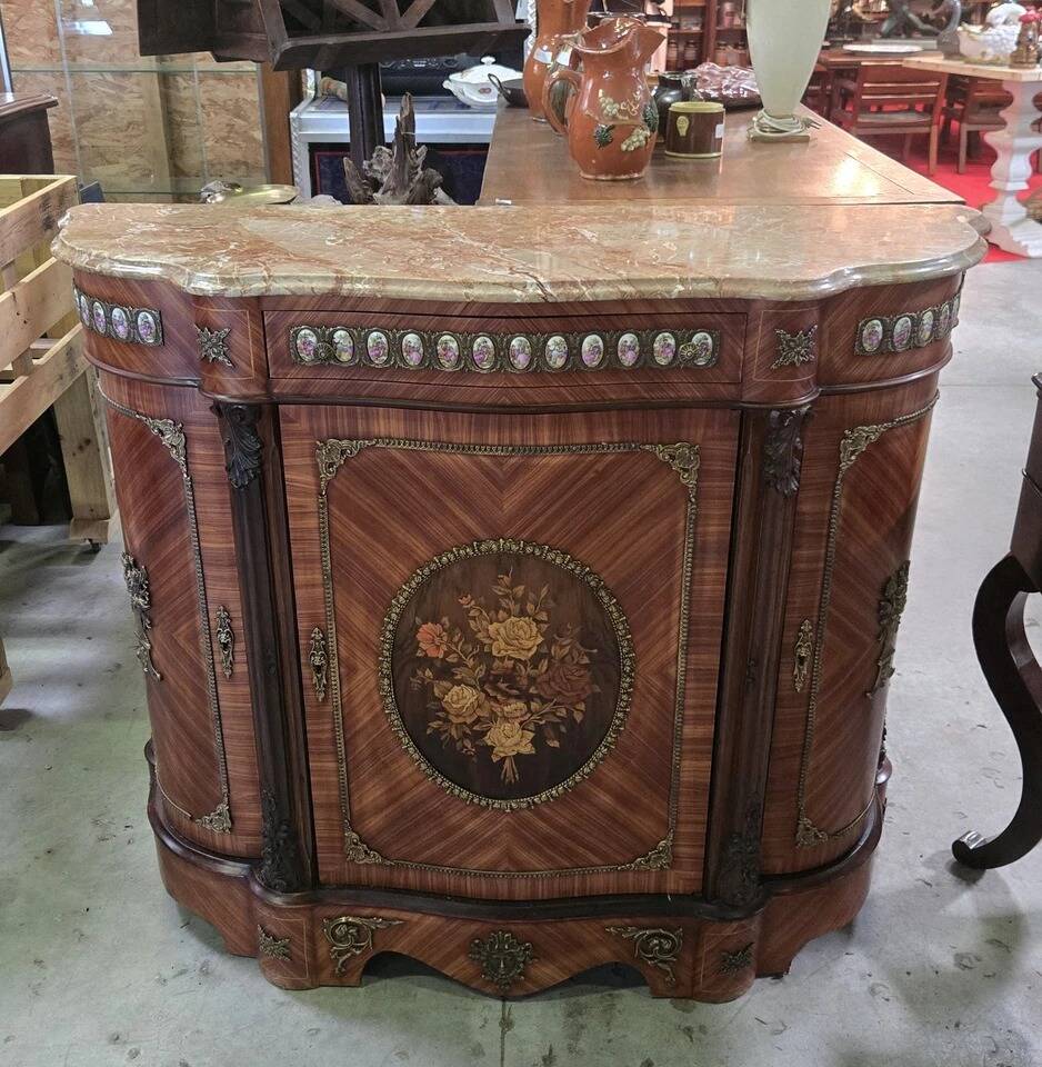 Meuble d’appui de style Napoléon III " Boulle" orné de médaillons