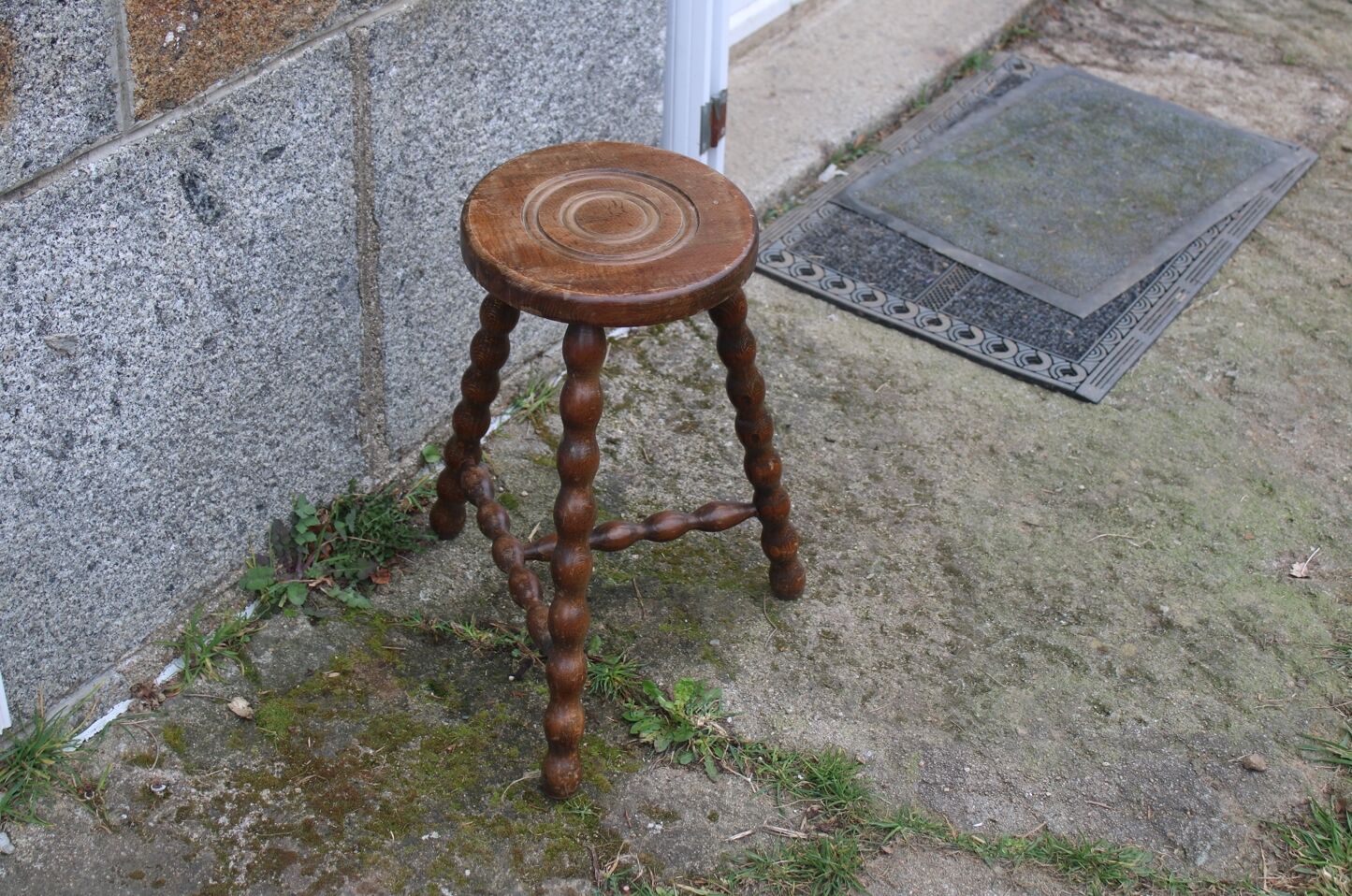Tripod stool with bumped feet