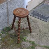 Tabouret tripode pieds bossés