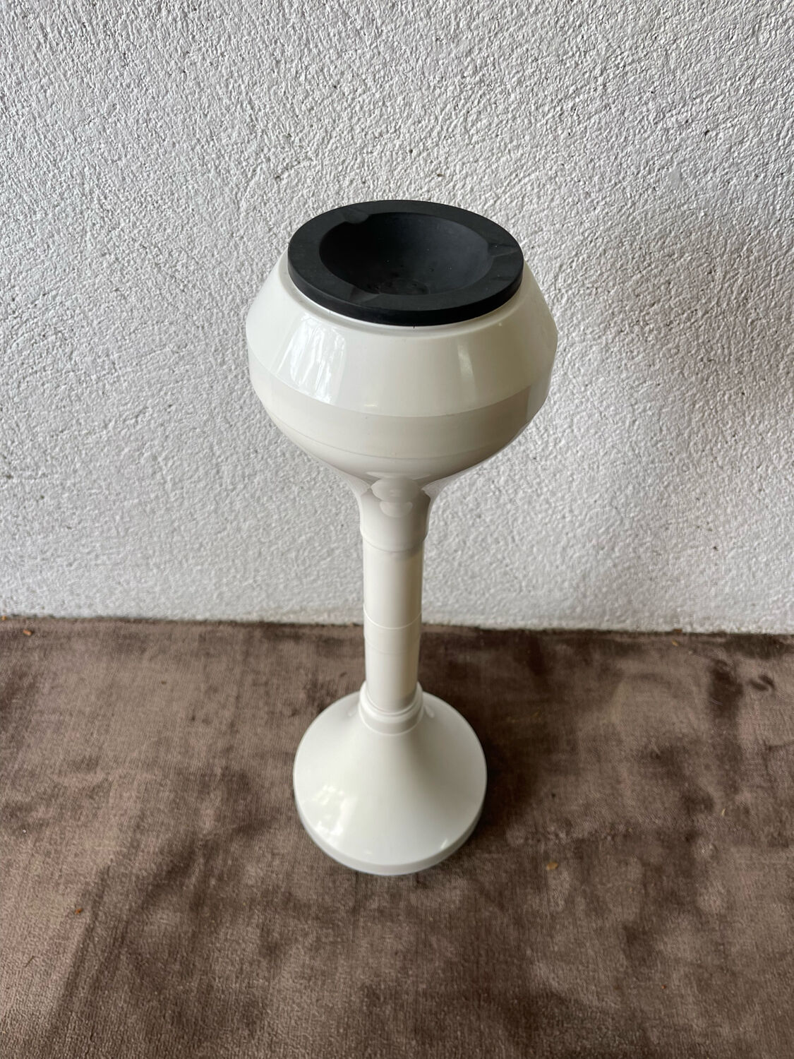 1970's italian ashtray in white plastic with its space age tulip foot
