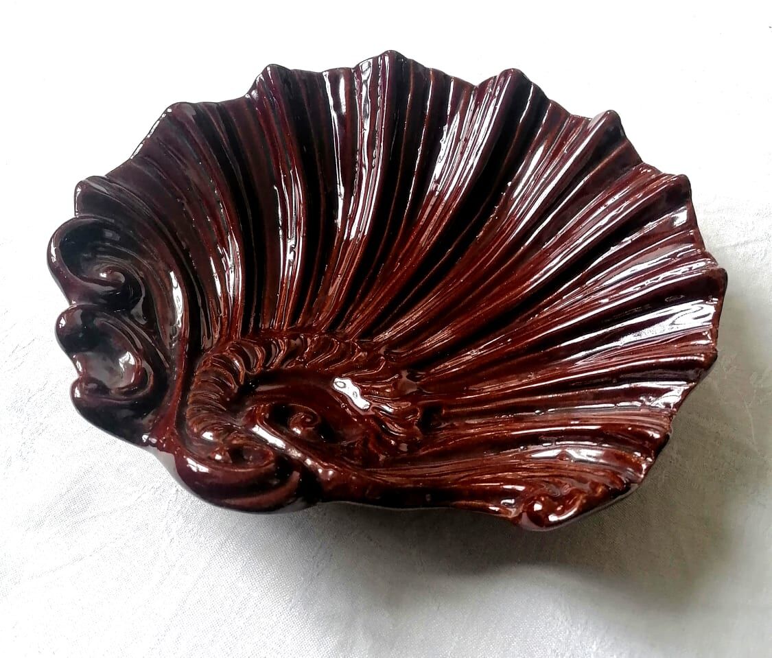 Shell cuts in roccoco earthenware