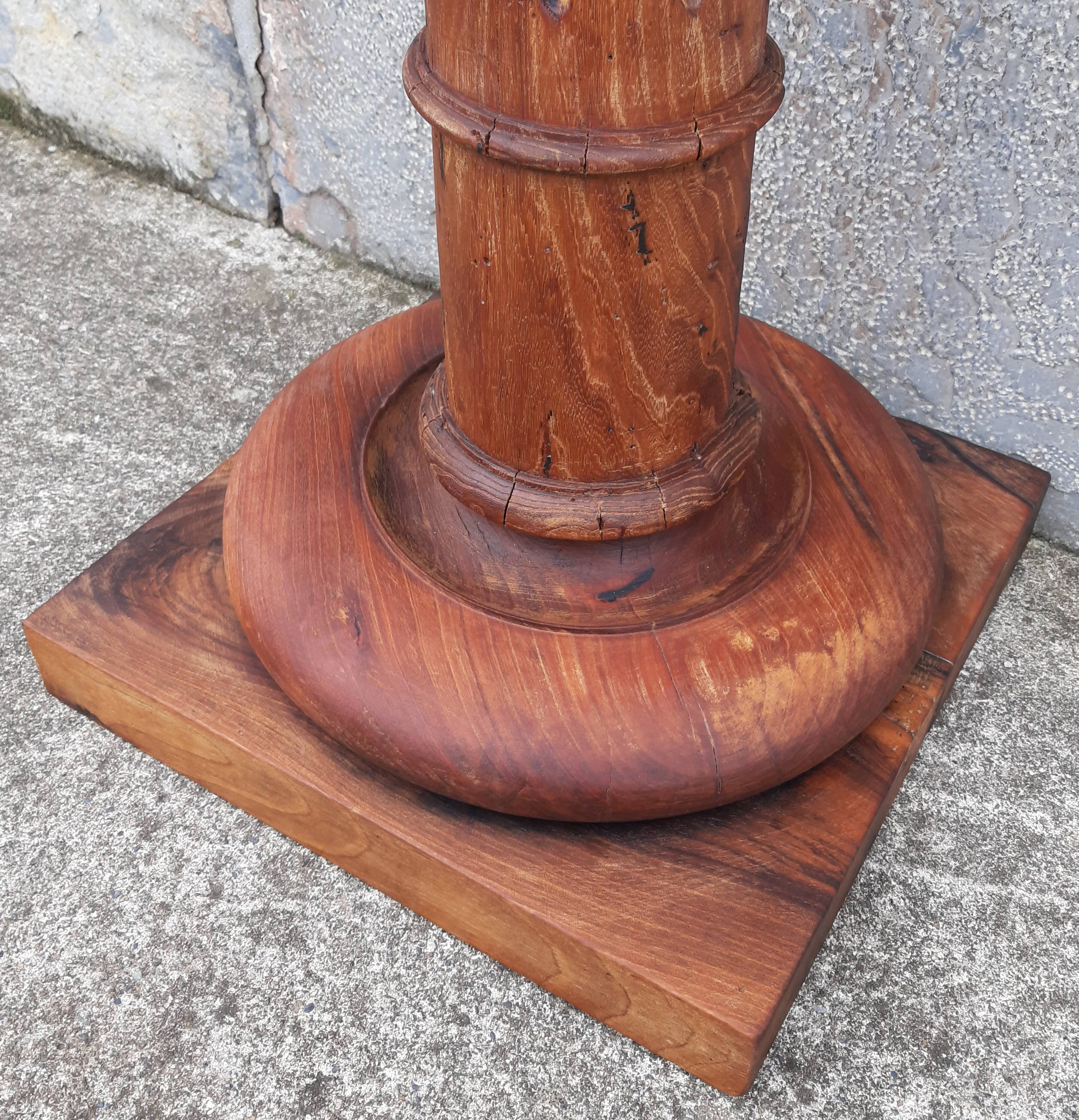 Colonne sellette en bois