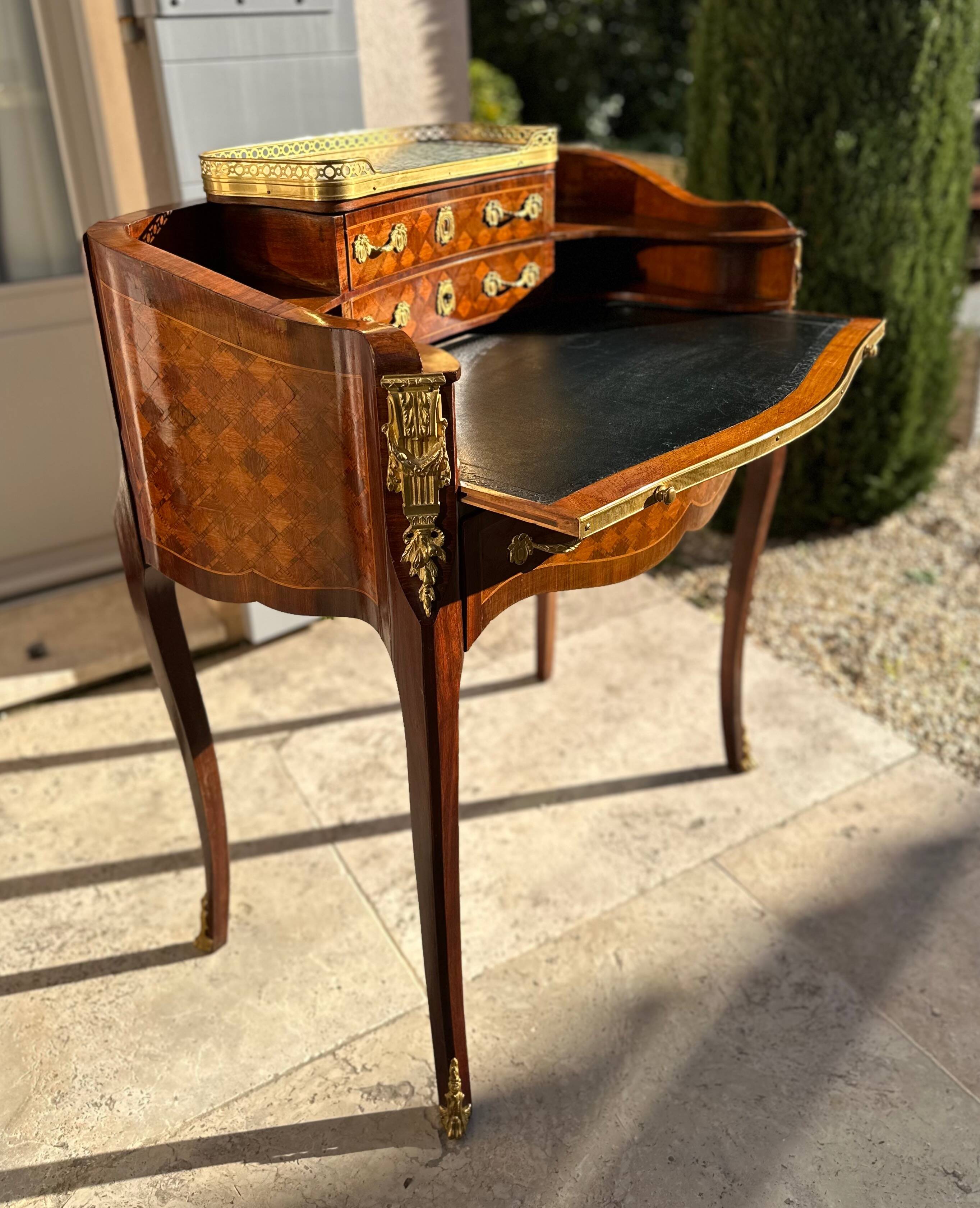 Sublime mid-tier Transition style desk, inlaid, 19th century