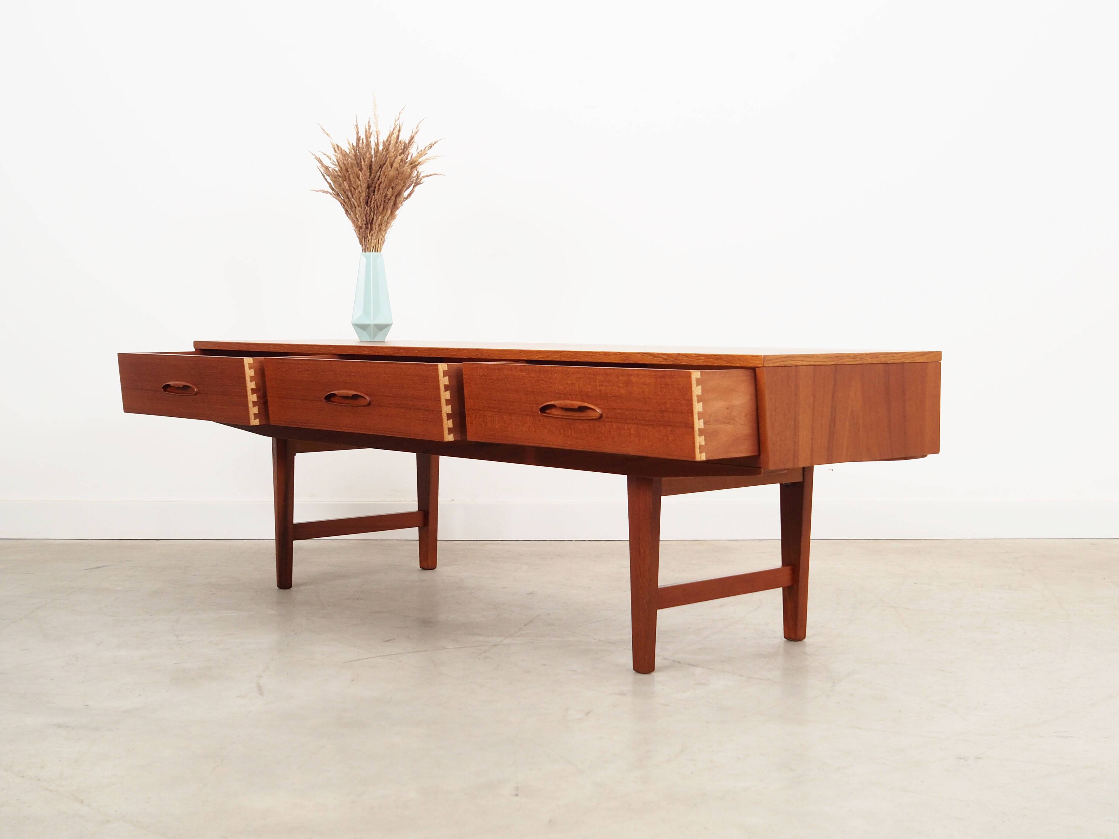 Buffet bas danois en teck, années 1960