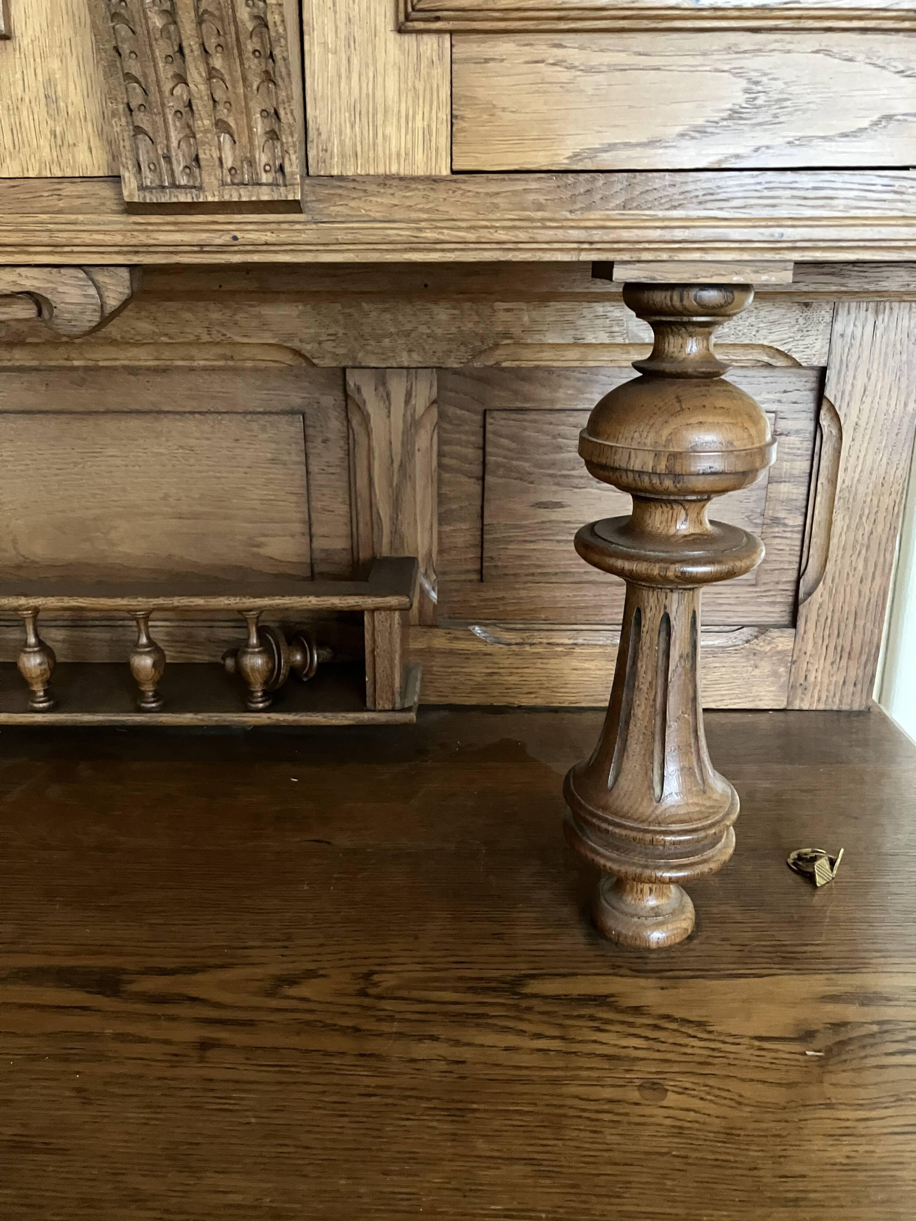 Buffet sculpté dans le style Henri II