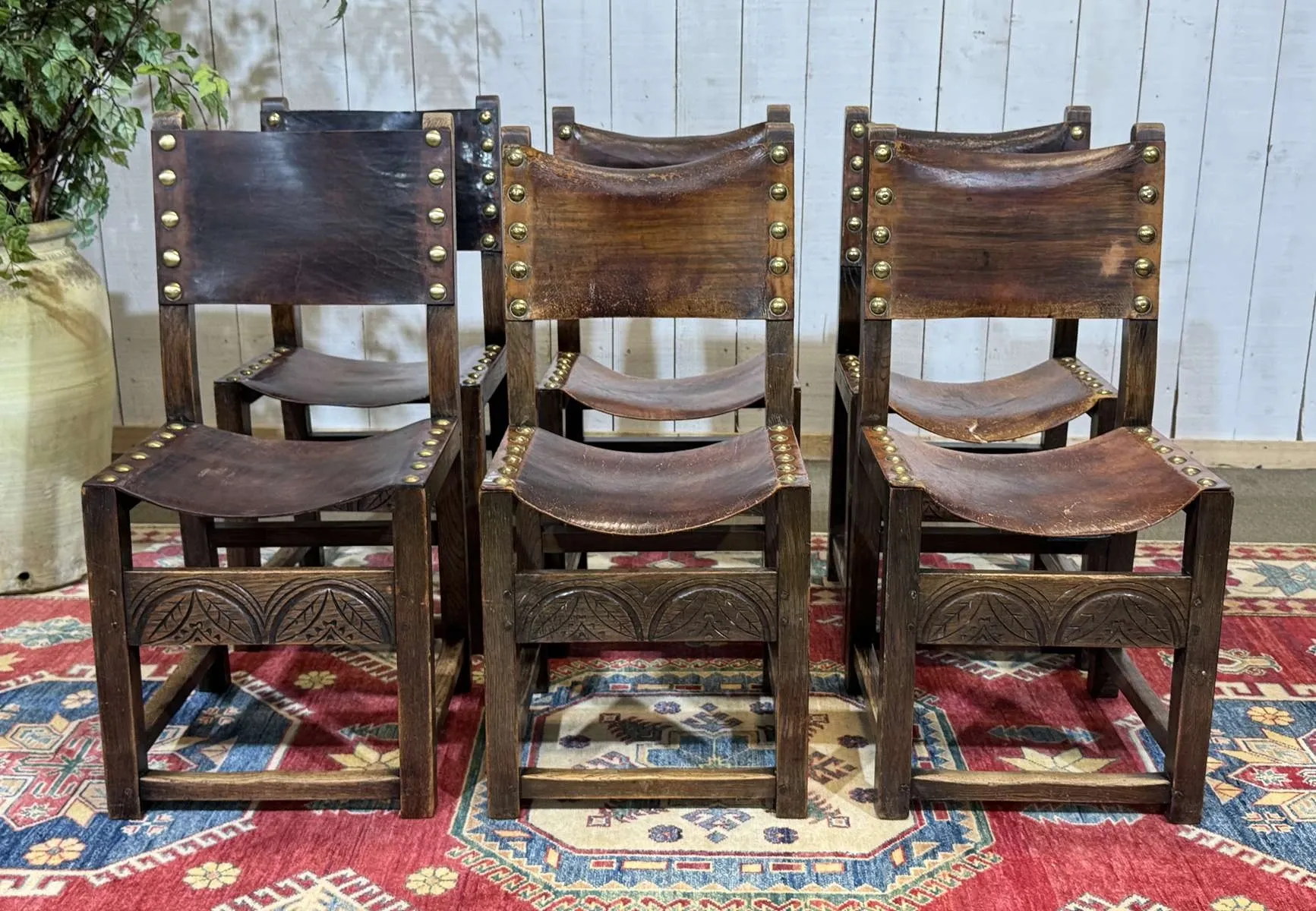 Set of 6 English chairs in oak and fine leather from the late 19th century.