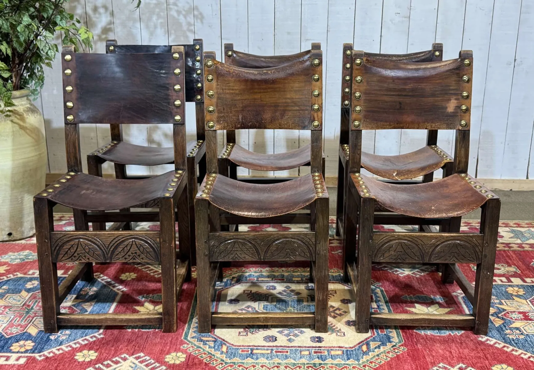 Set of 6 English chairs in oak and fine leather from the late 19th century.