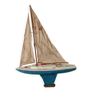 Voilier de bassin en bois de la marque française Giraud Sauveur, modèle F27