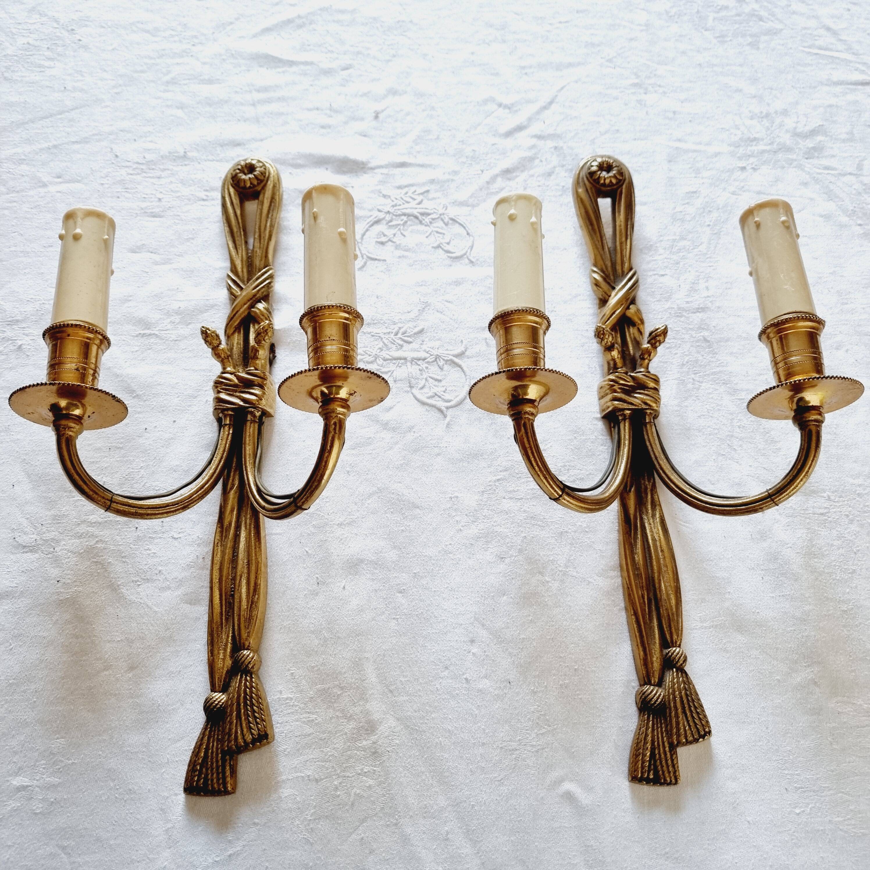 Pair of French wall sconces in bronze, Louis XVI style, with cord.