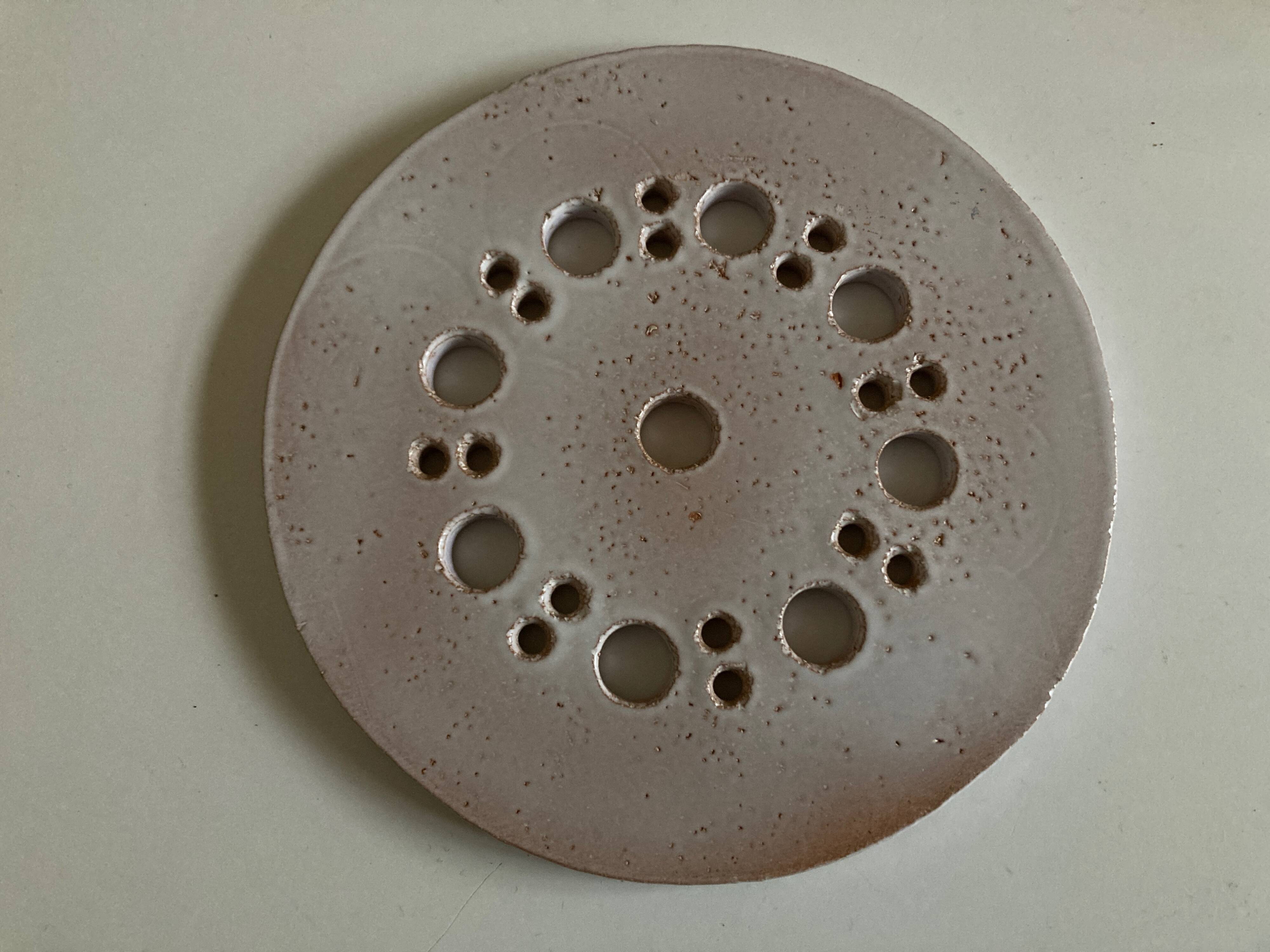 Dessous de plat de potier 1970 en grès perforé incisé