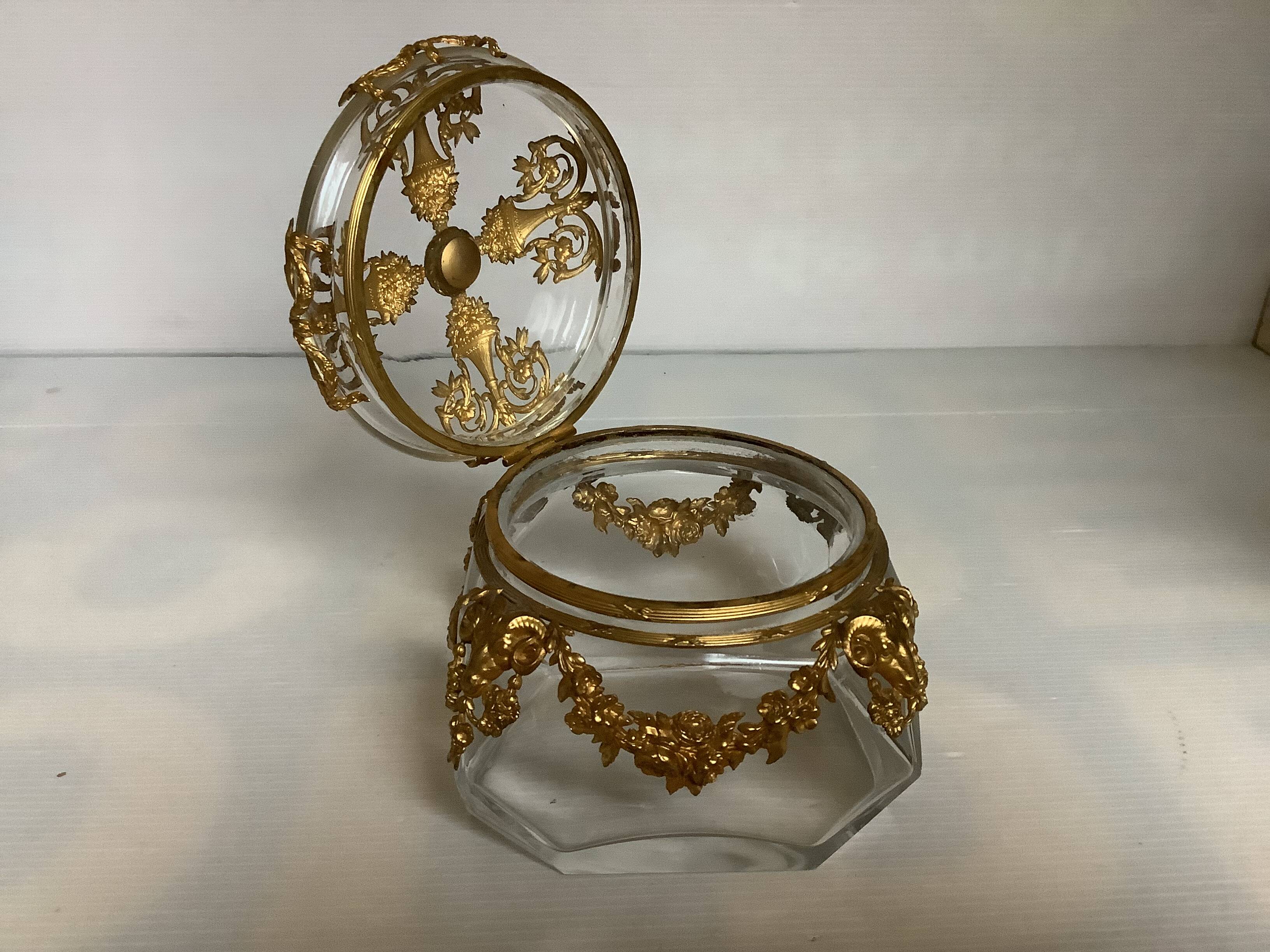 Facet bonbonnière with brass ornaments, empty pocket.