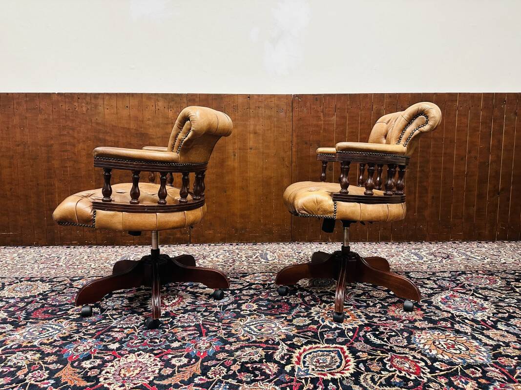 Ensemble de chaises de bureau Chesterfield English Captain Chairs marron