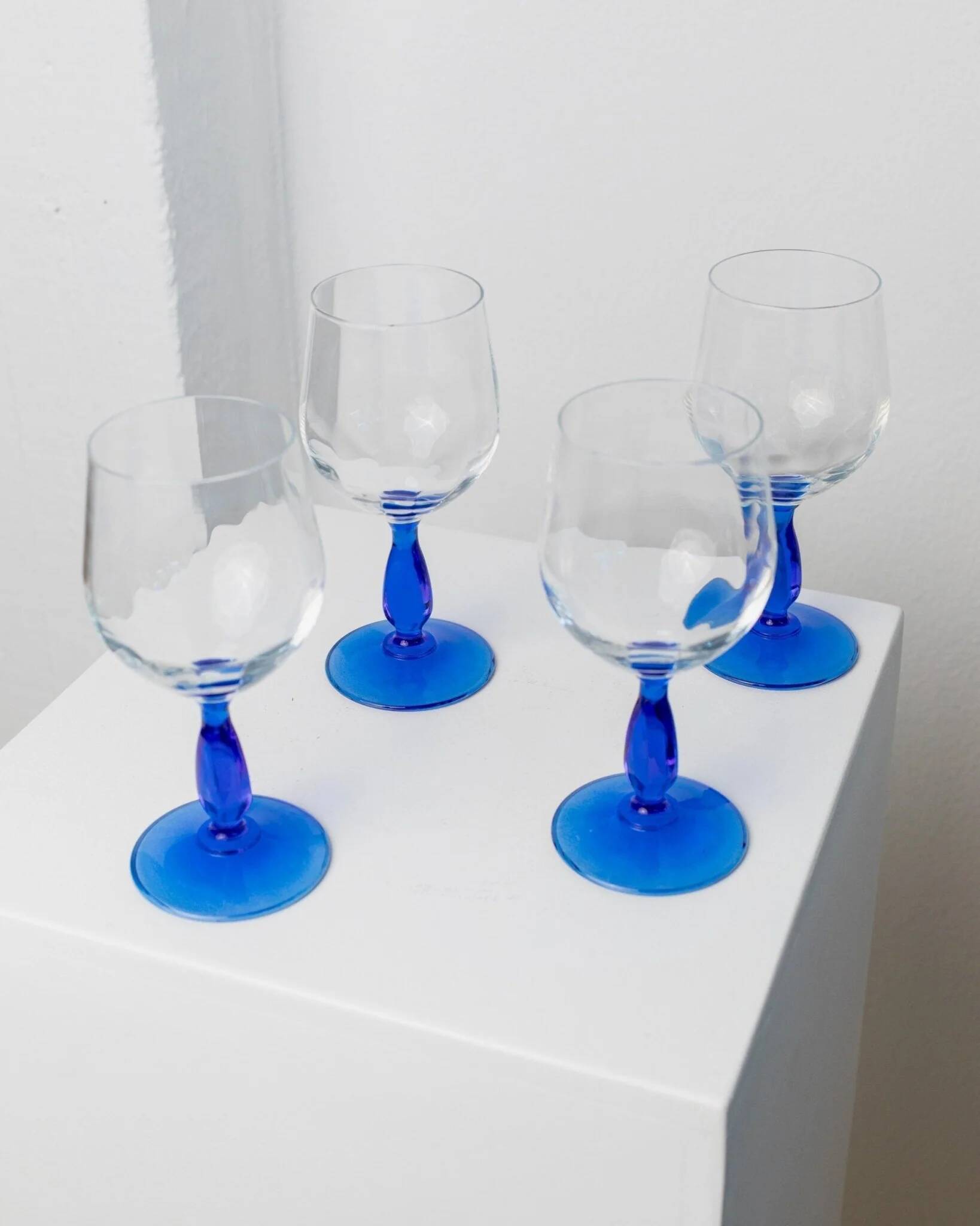 Set of 4 vintage Italian glass wine glasses, clear bowls with royal blue stems, 1980s MCM style