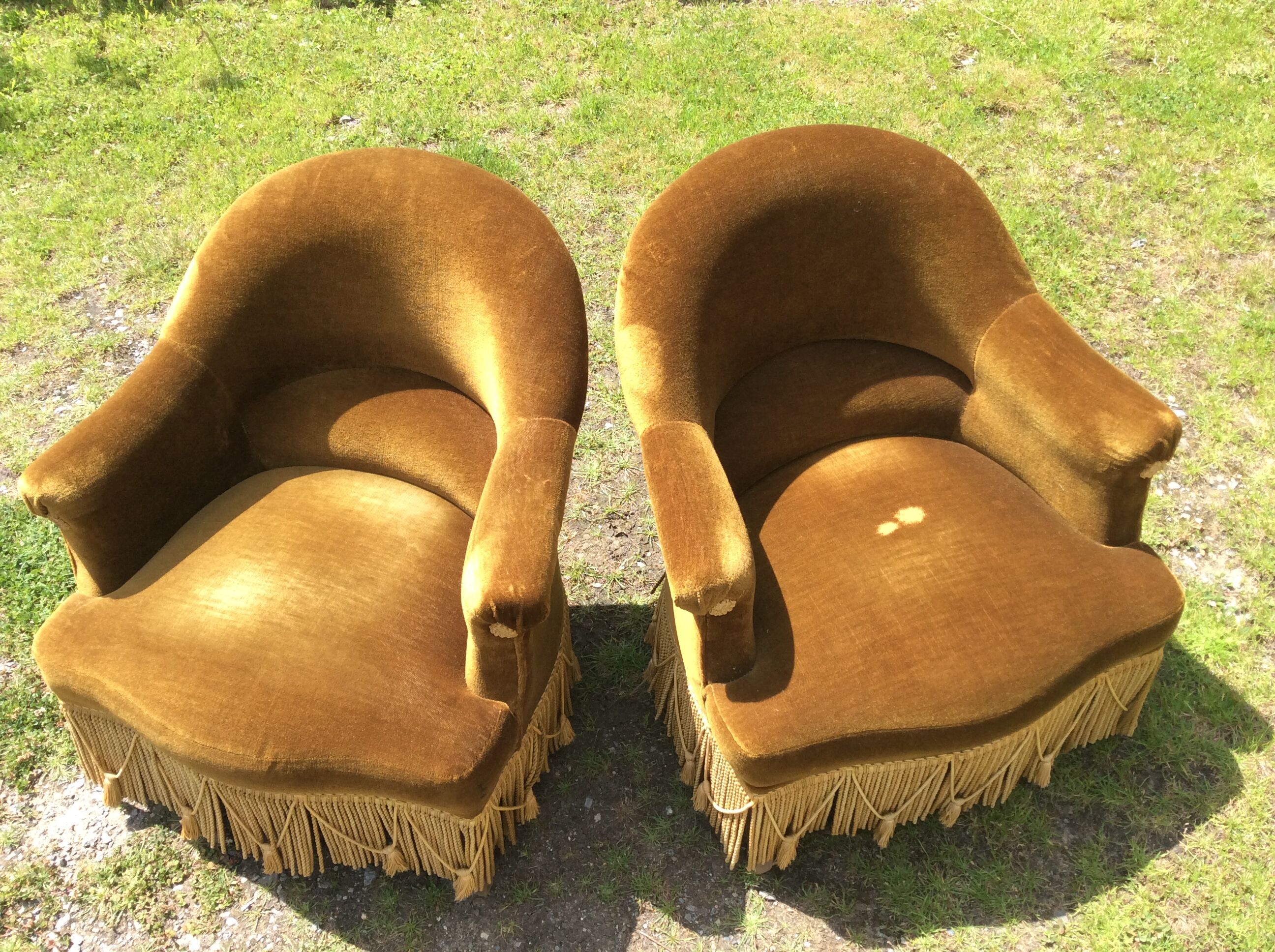 Paire de fauteuils crapauds vintage en velours vert.