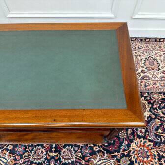Table d'appoint anglaise classique avec dessus en cuir vert