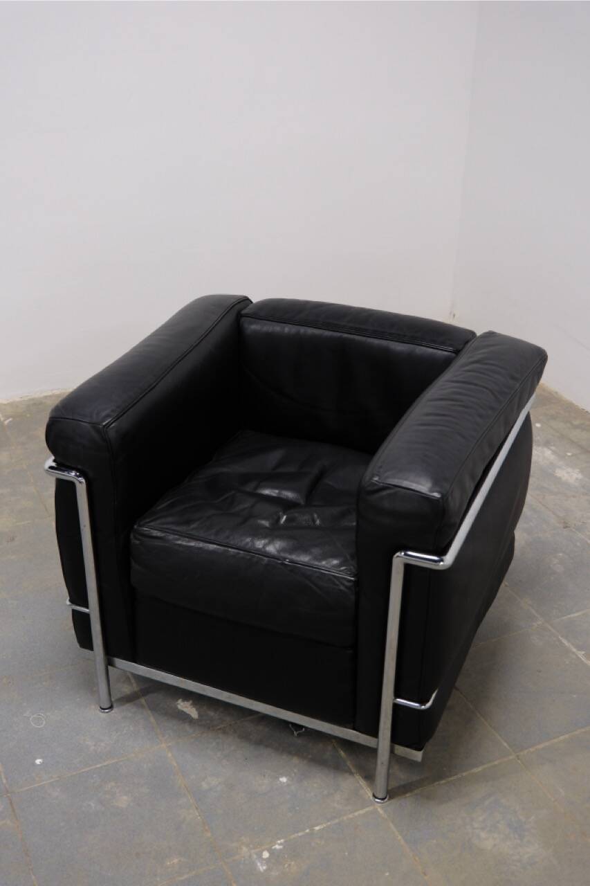 LC2 armchair in black leather – Design Le Corbusier, Pierre Jeanneret & Charlotte Perriand