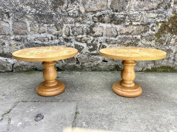 Paire de tables basses rondes, placage loupe 1980