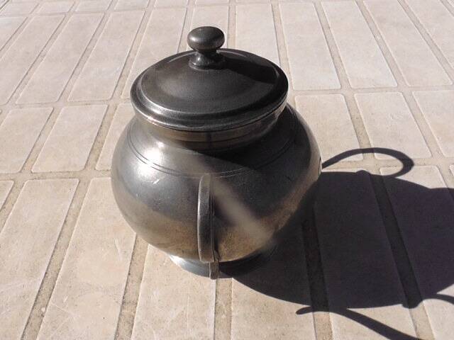 Fine pewter tea pot