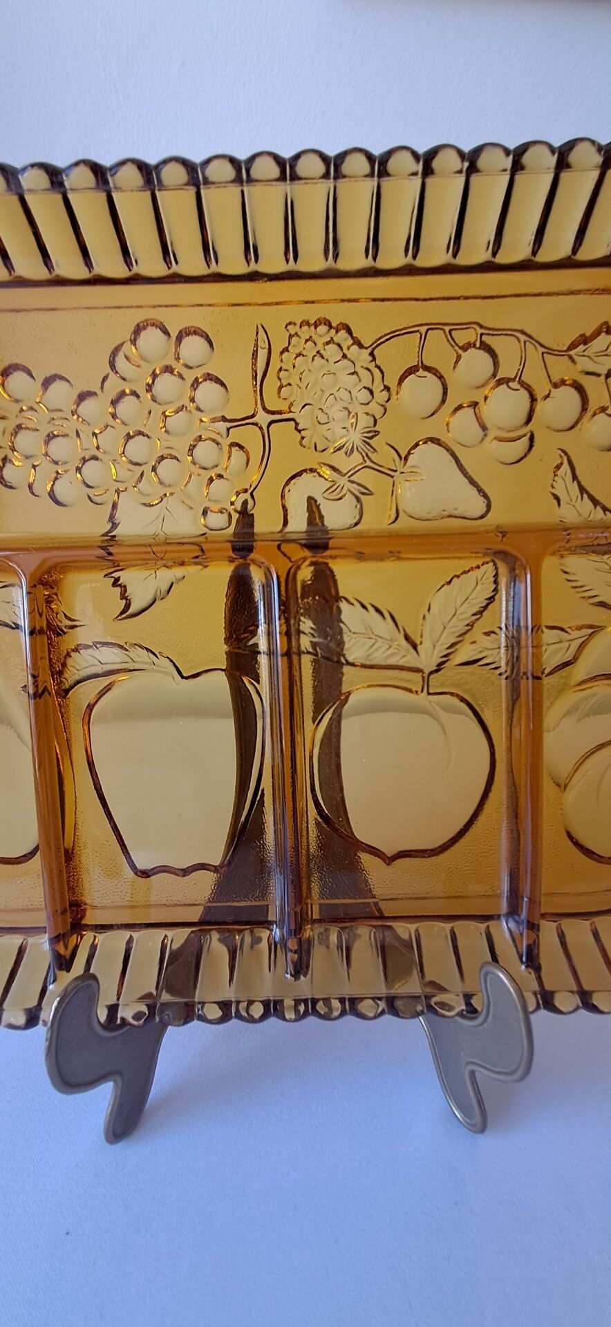 Plateau à compartiments. Verre ambré.  Années 70