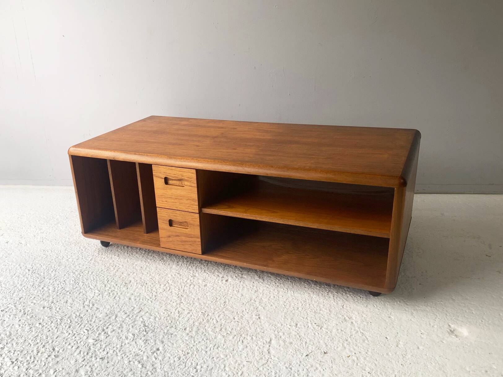 Support multimédia moderne du milieu du siècle des années 1960 / table basse par Meredrew