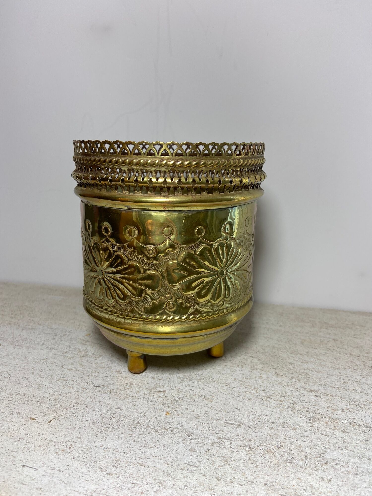Cache pot tripode en laiton doré début xxème