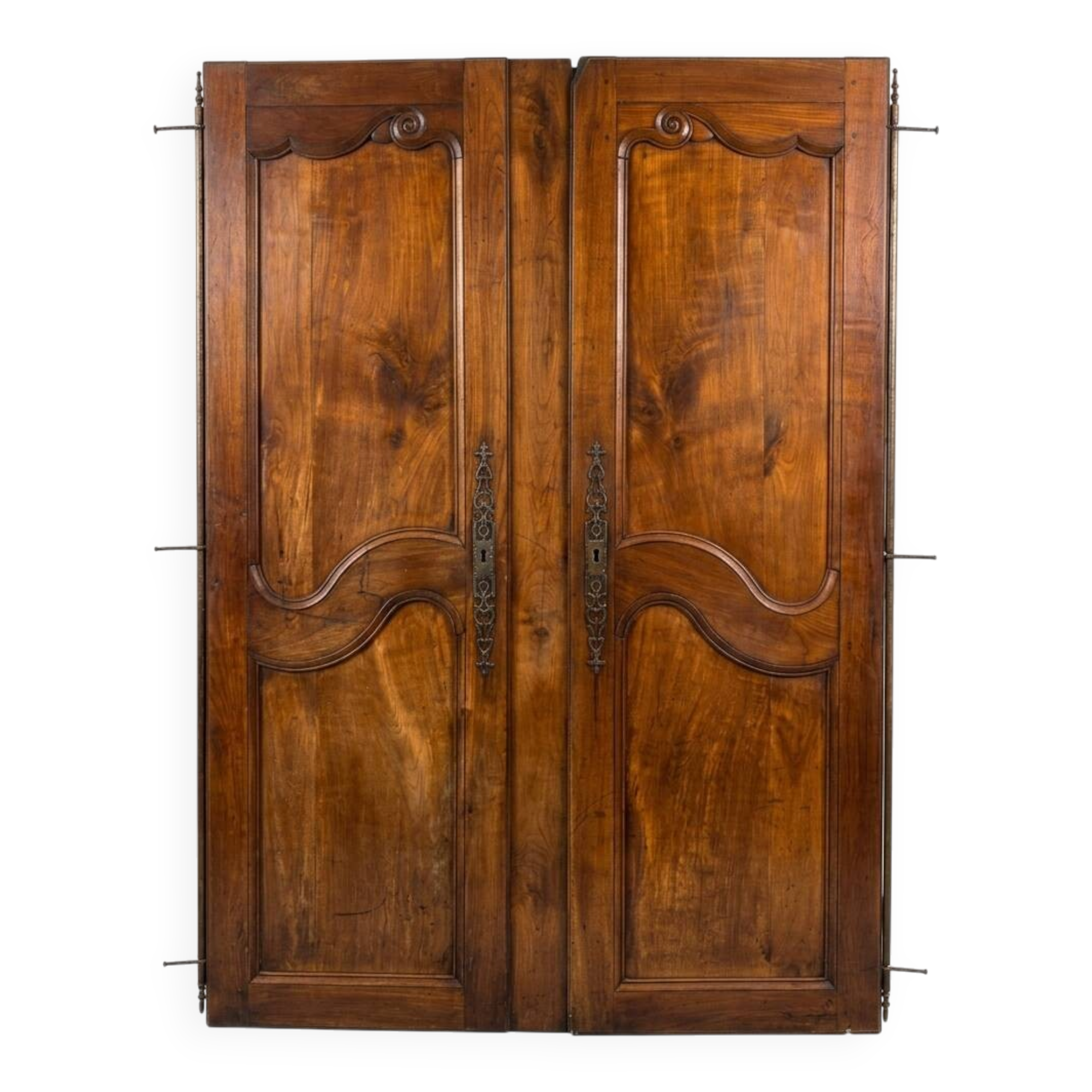 Paire de portes de placard style Louis XV en merisier massif