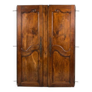 Paire de portes de placard style Louis XV en merisier massif