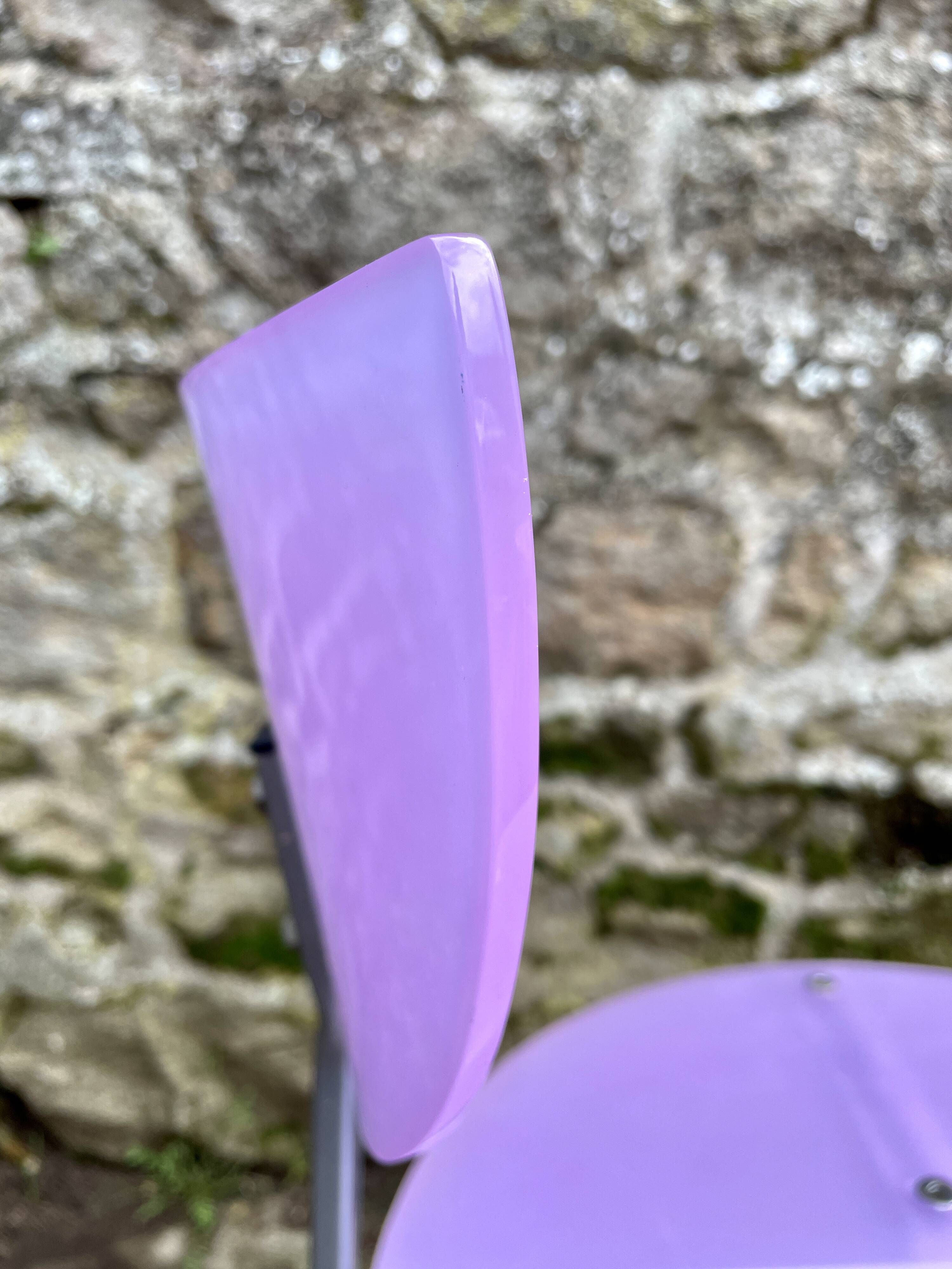 Serie de 8 chaises design en plexiglas parme