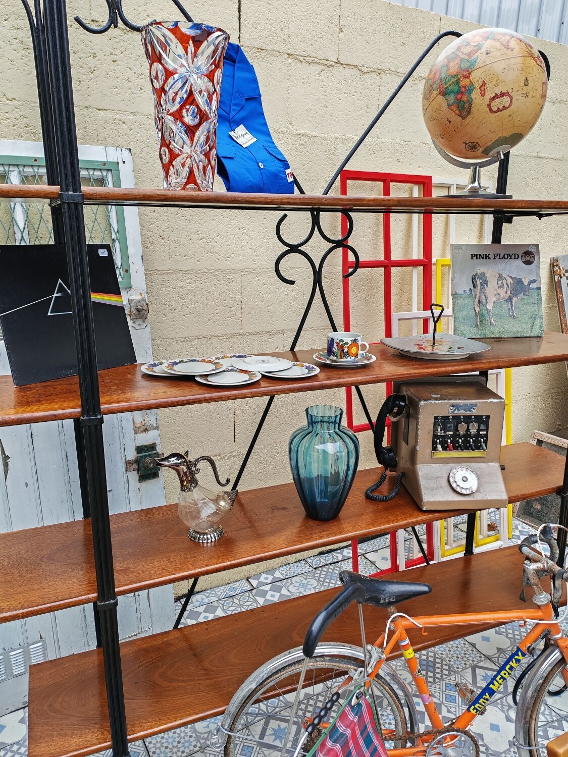 Rare bookshelf display unit