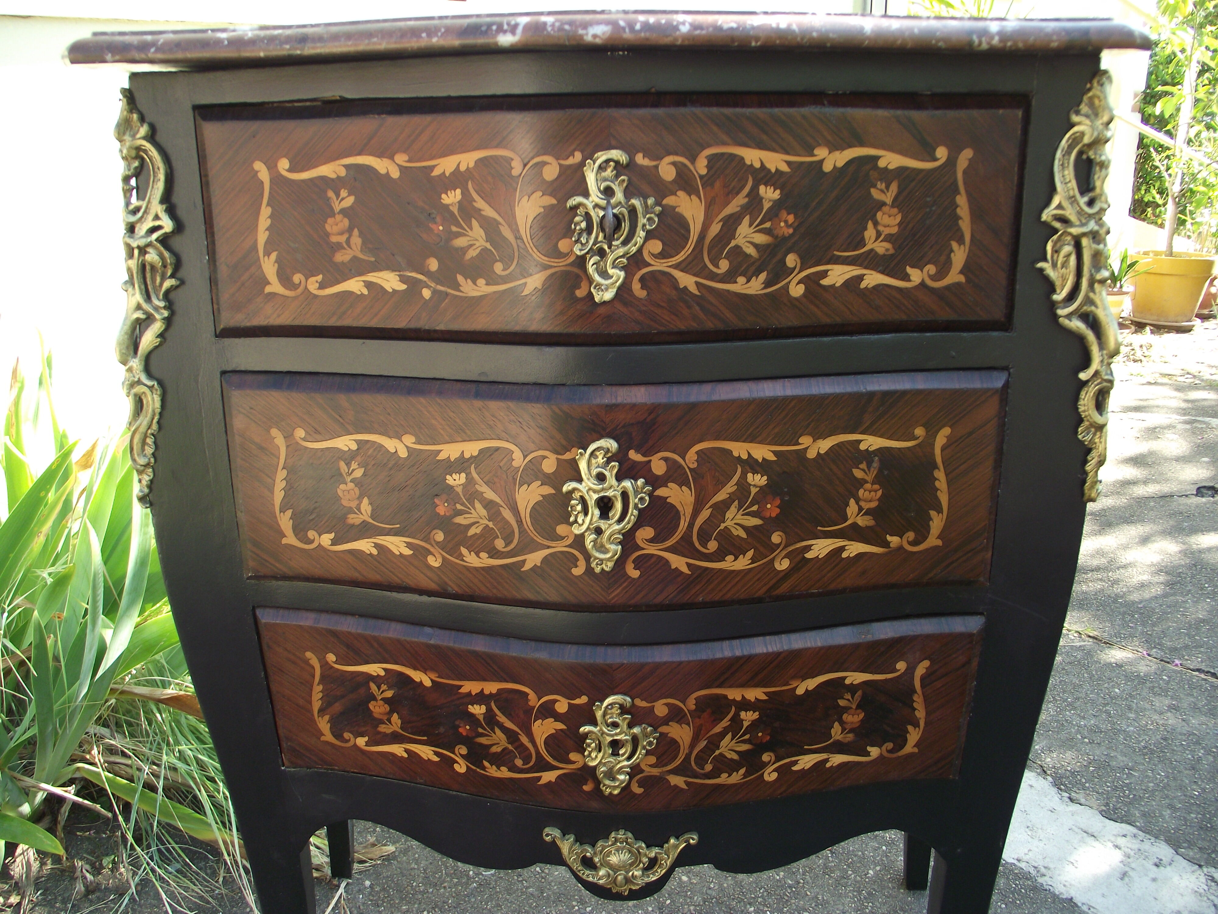 Chest of drawers between two Louis XV style late 19th early 20th.