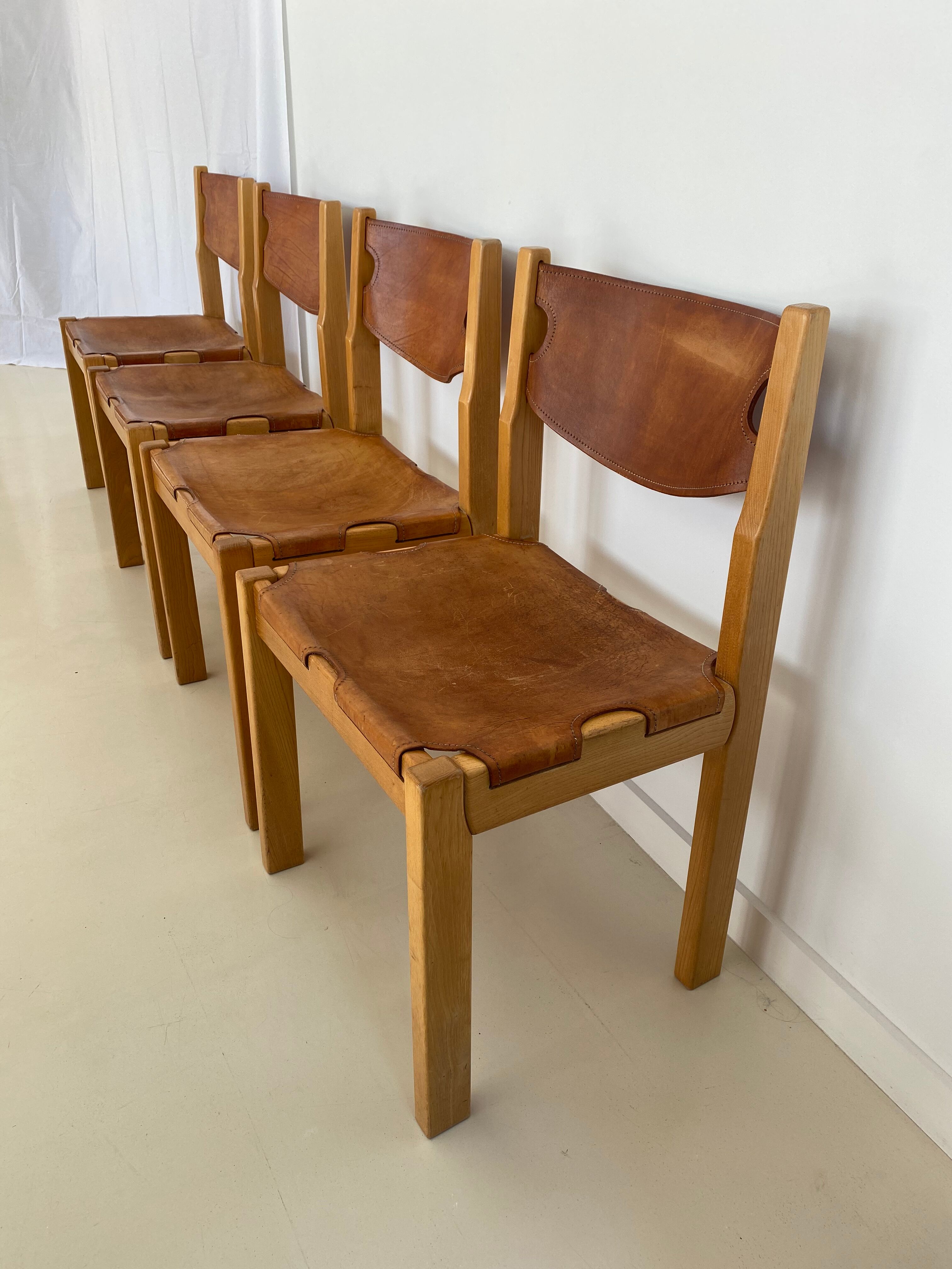 Suite of 4 chairs 60s in elm and leather Maison Regain