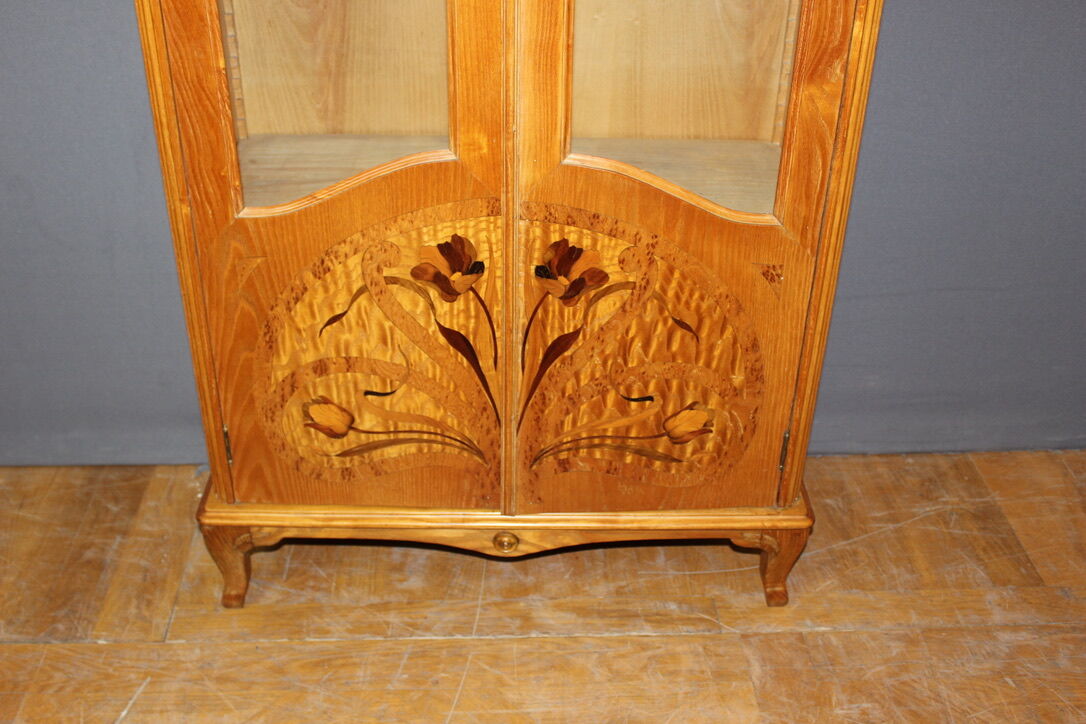 Vitrine Art nouveau en frêne et marqueterie de fleurs
